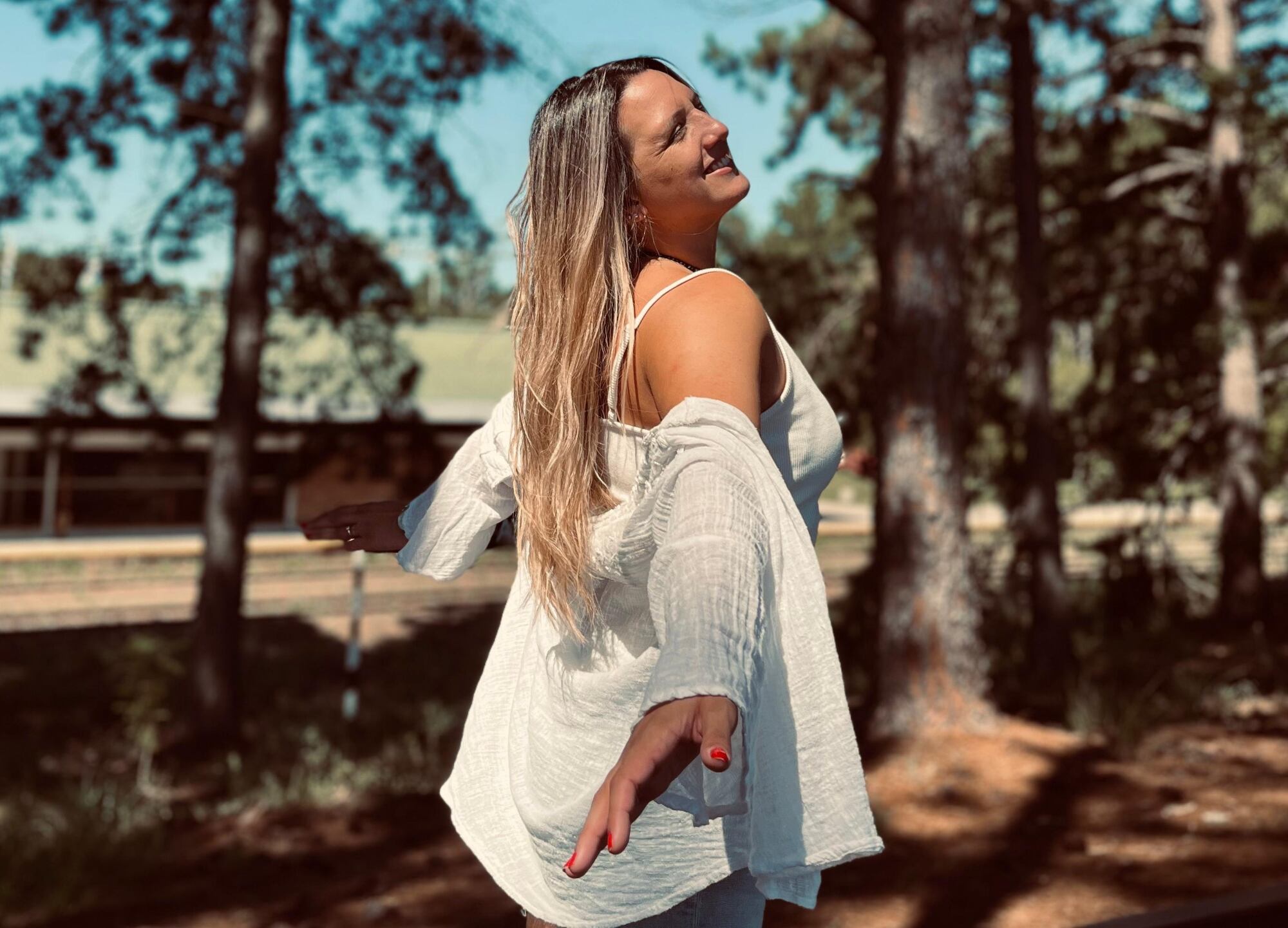 Hoy en día, Emilia acompaña a mujeres en su búsqueda interior mediante la meditación y la escritura, guiándolas con la misma ternura que un día se dio a sí misma.