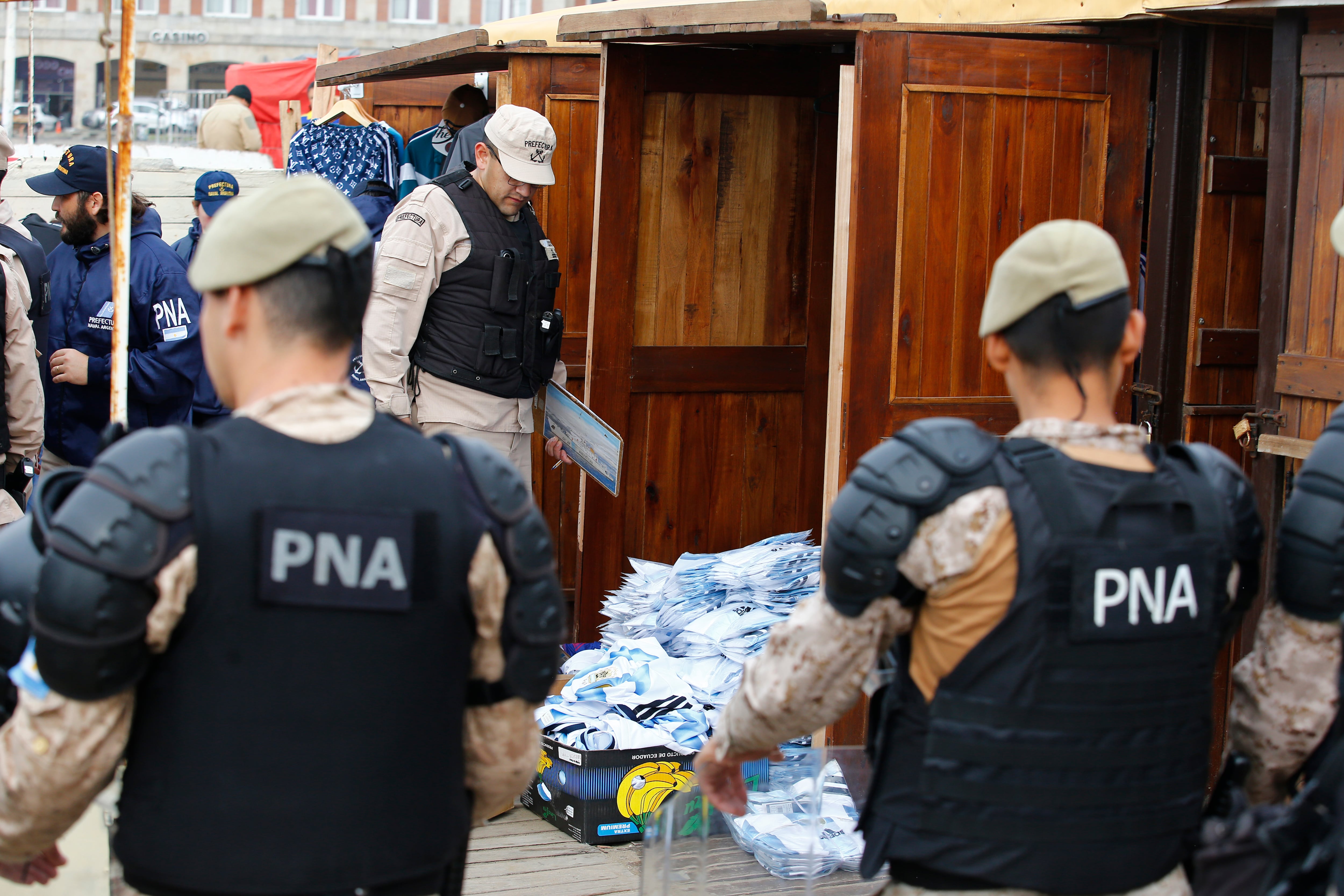 Fuerte operativo con Prefectura Naval en la feria de la rambla con secuestro de mercadería
El despliegue estaría originada en una denuncia de la Agencia de Recaudación y Control Aduanero (ARCA).
miércoles 15 de abril de 2026, Mar del Plata.