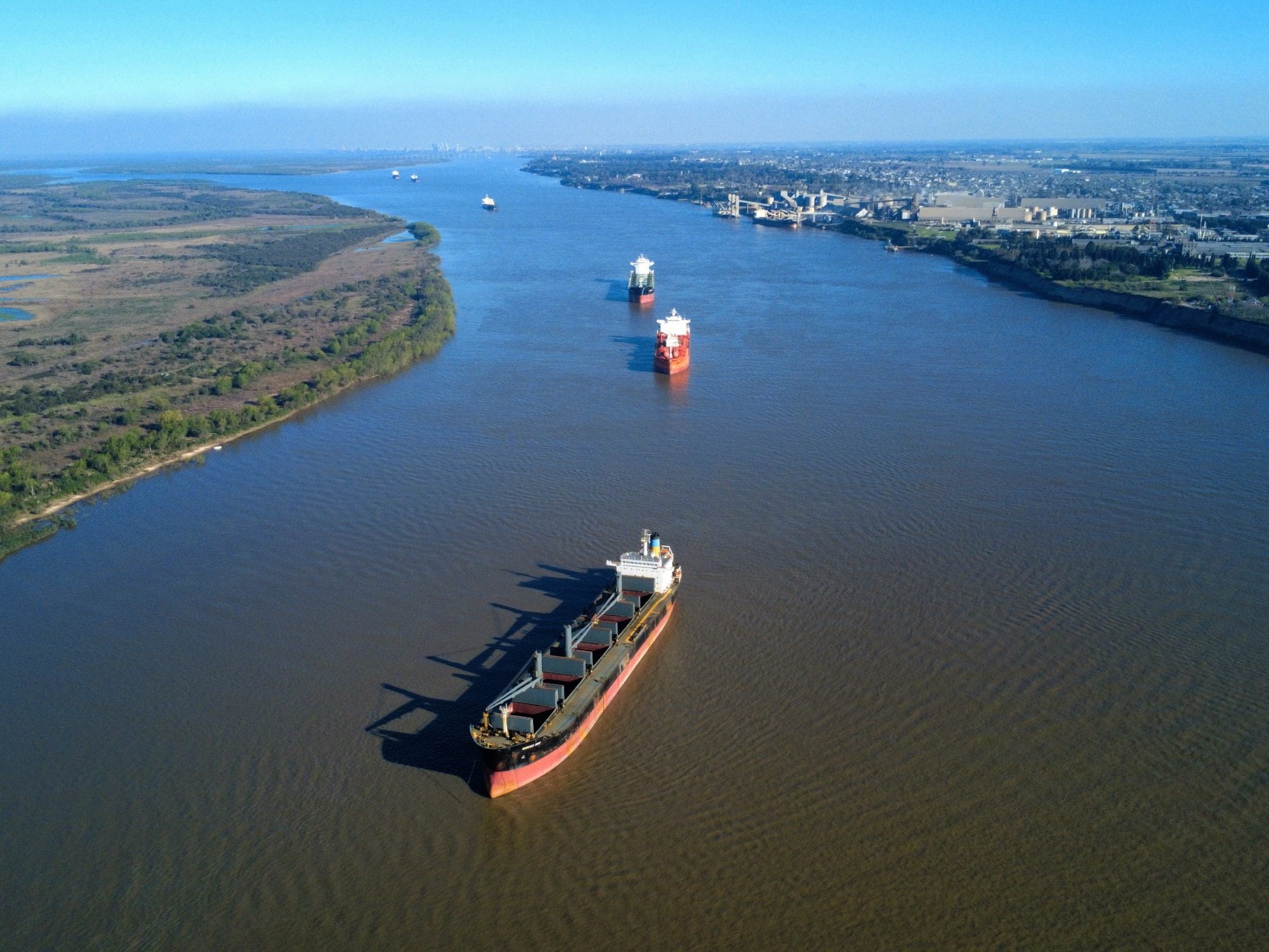 Actividad en la Hidrovía río Paraná, entre los puertos de San Lorenzo y Puerto San Martin.