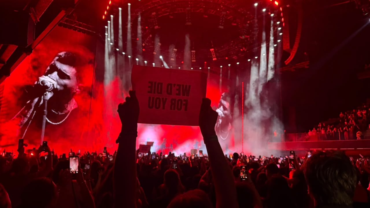 Durante “Die For Me”, los fans levantaron carteles con la frase “We would die for you” (“Moriríamos por vos”), en uno de los últimos momentos del show de Zayn en Buenos Aires