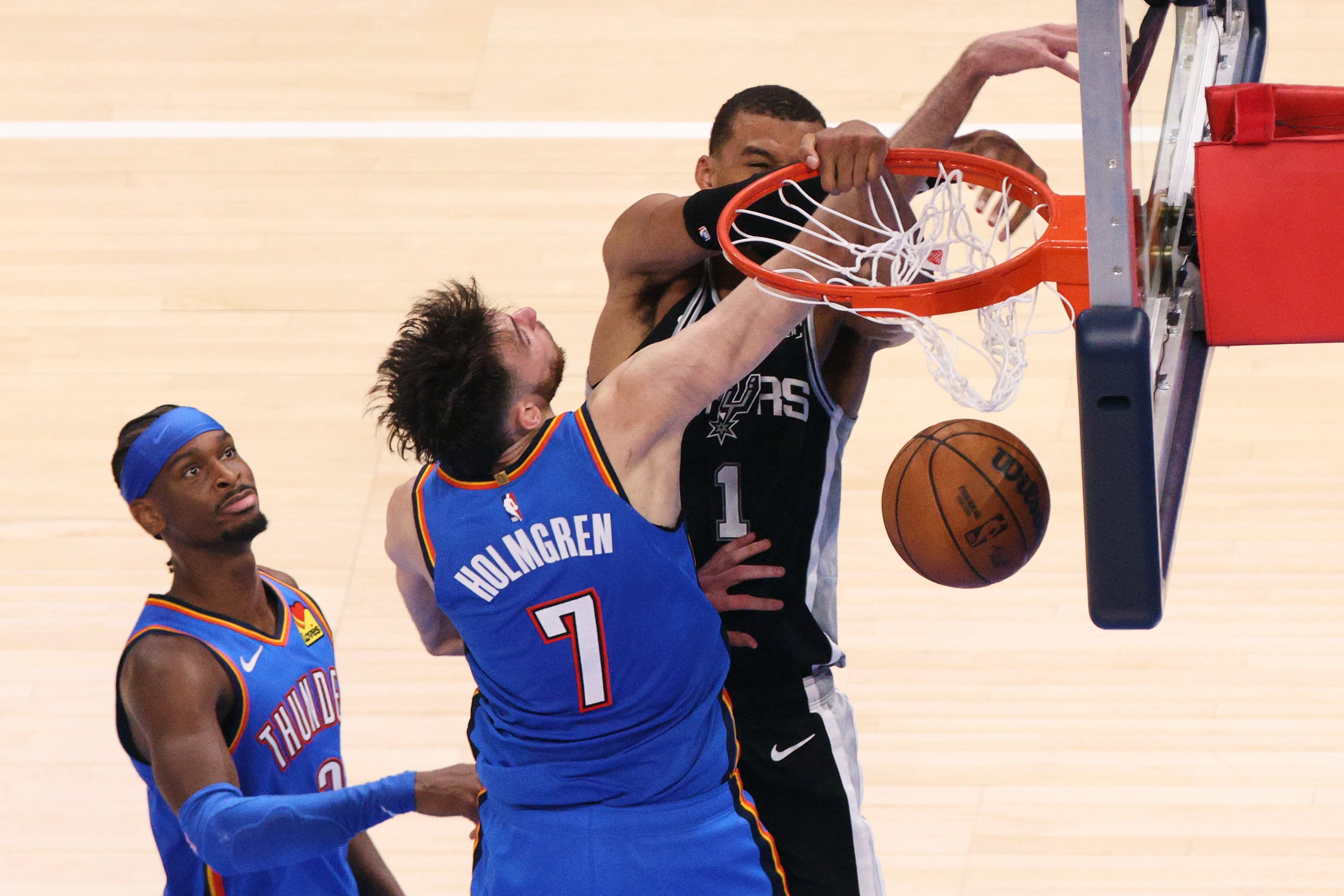 Victor Wembanyama, do San Antonio Spurs, salta sobre Chet Holmgren, do Oklahoma City Thunder; Nesta quarta-feira é o segundo jogo da série, que o Texas vence por 1 a 0 em melhor de sete jogos.