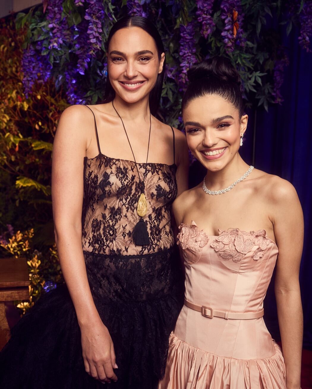 Gal Gadot y Rachel Zegler durante el estreno mundial de la película en Los Ángeles (Foto: Instagram @disneystudios)