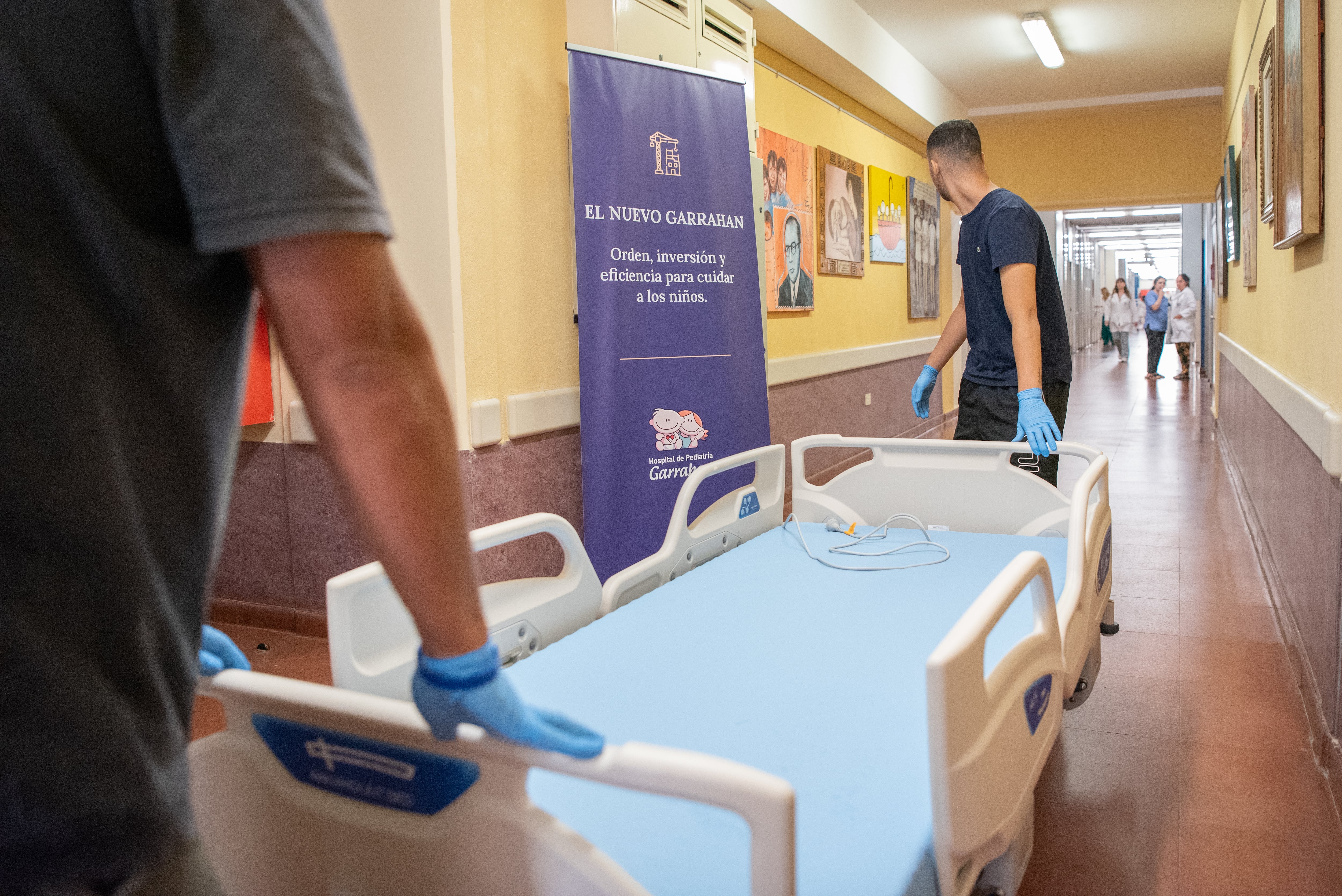 El 6 de febrero, con camilleros, enfermeros y médicos se montó un operativo para reemplazar una primera tanda de 42 camas en dos salas de cuidados intermedios y moderados