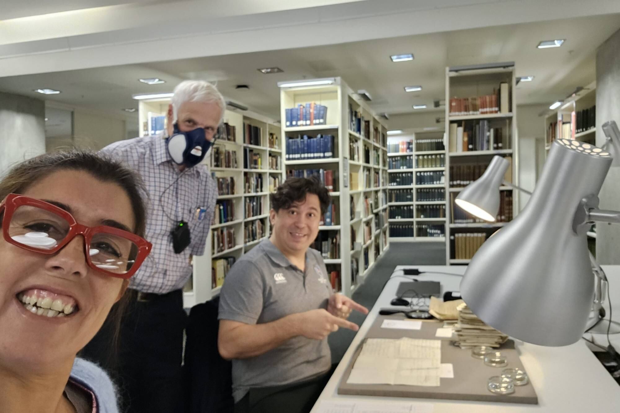 El equipo interdisciplinario que analiza los documentos de James Duff entre los que aparecieron las cartas de San Martín está conformado por argentinos y escoceses; en la imagen, de izquierda a derecha: Verónica Owen, Ian Williams y Juan Dávila y Verdin