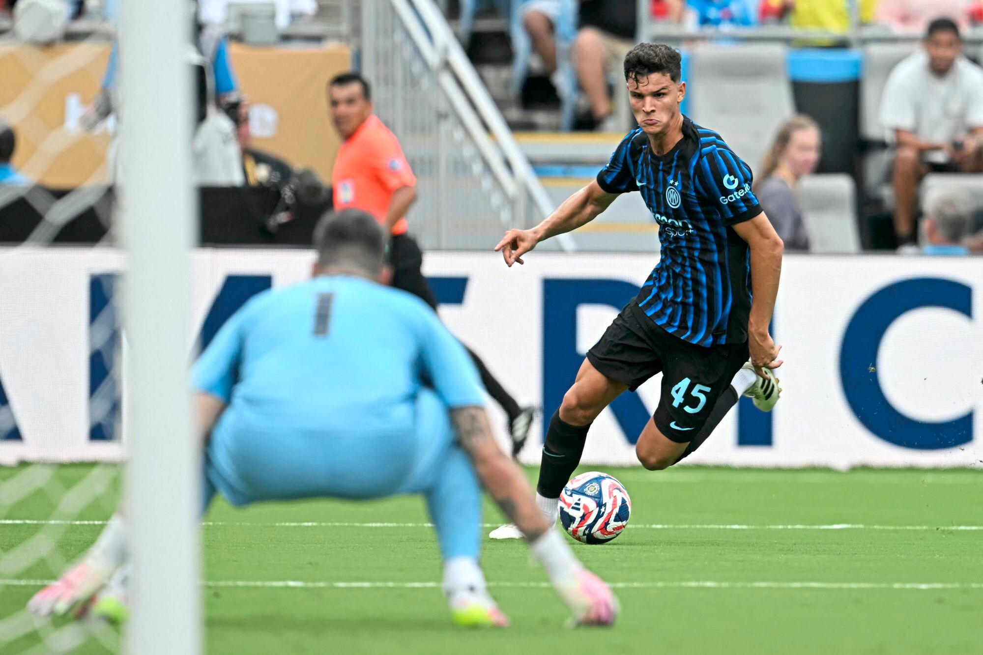 Al igual que Echeverri en el City y Mastantuono en River, Carboni afrontó el Mundial de Clubes, antes de ser cedido por Inter a Genoa.