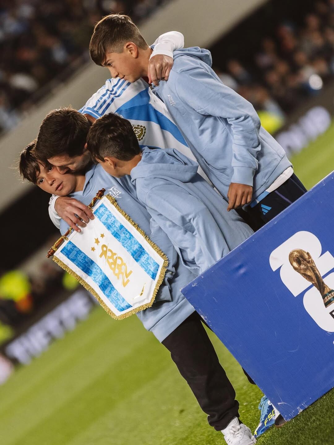 Anto Roccuzzo compartió tiernas fotos de su marido y sus hijos en la previa del partido de Eliminatorias (Foto: Instagram @antonelaroccuzzo / @chinasanjuann)