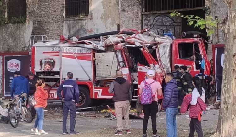 Un camión de bomberos iba a apagar un incendio y chocó con un colectivo y un auto