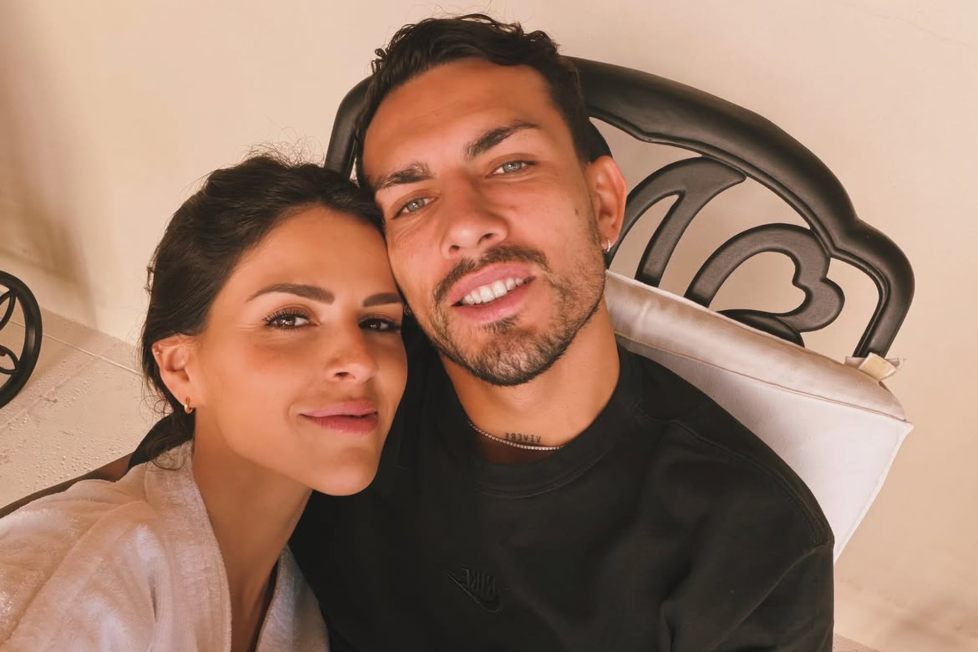 Las vacaciones de Leandro Paredes en Bariloche junto a su familia: nieve, pileta y cena romántica