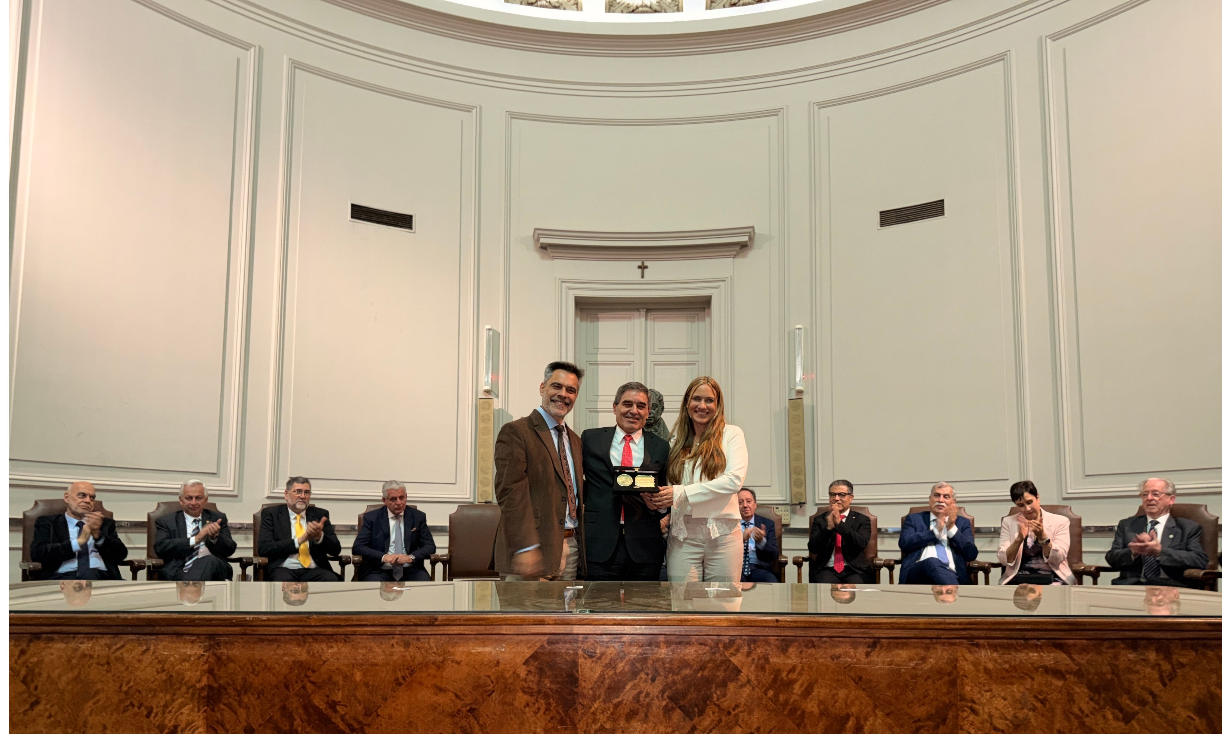 Carlos Damin, director del Hospital Fernández, le entregó el premio a Fernán Quirós, que lo recibió junto a su esposa, Silvana Figar