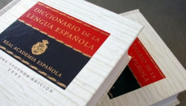 Aunque millones de personas usan distintas expresiones todos los días, la Real Academia Española explicó cuáles son las respuestas adecuadas y qué diferencias existen entre ellas (Foto: RAE)