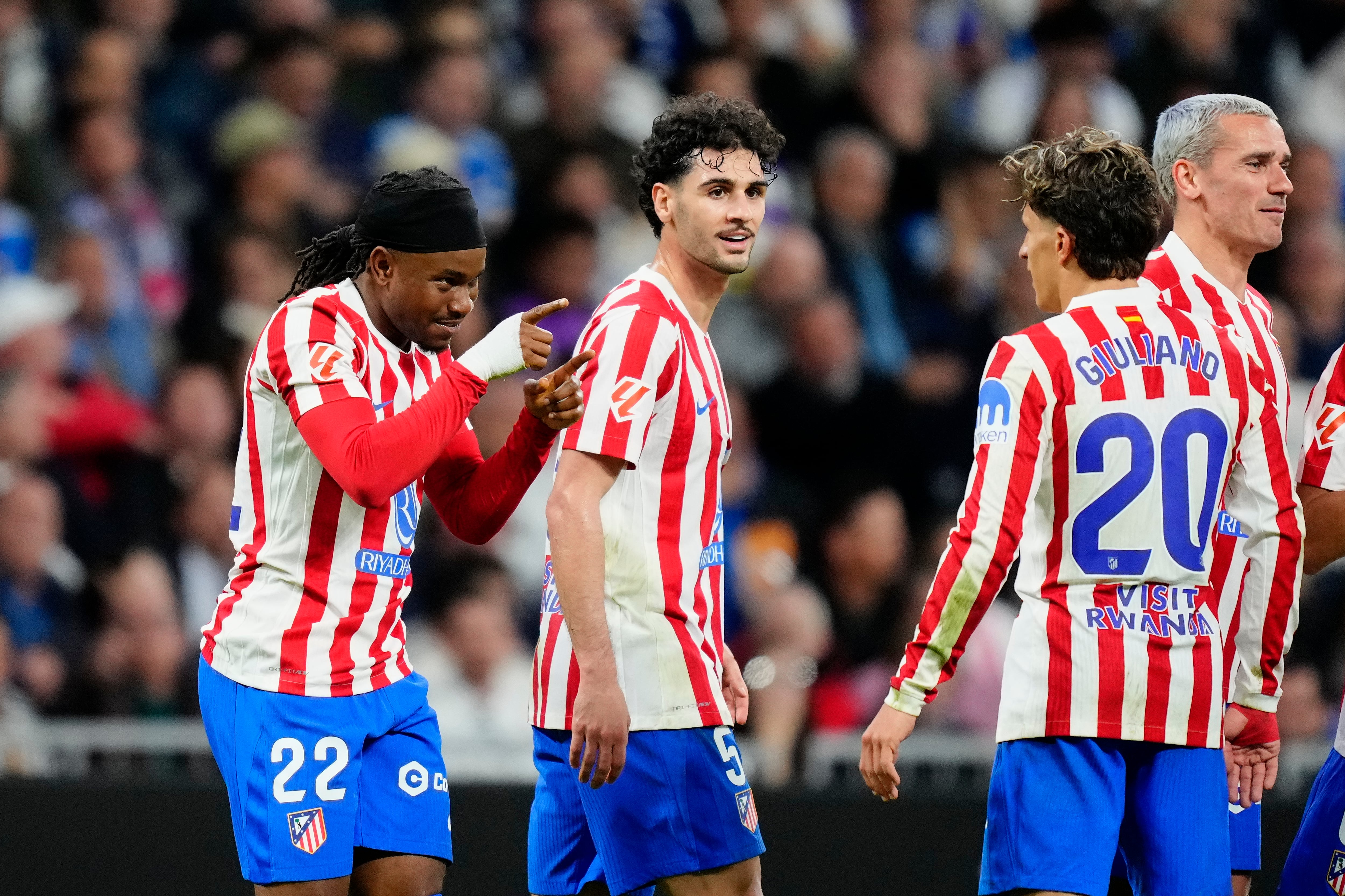 Lookman señala a Giuliano Simeone, que asistió al nigeriano en el primer gol de Atlético de Madrid