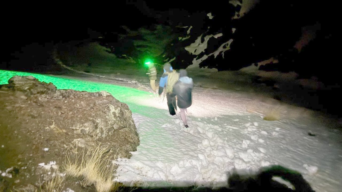 Gendarmes encontraron en un cerro de Chubut a una mujer que se había extraviado por la niebla y el mal clima