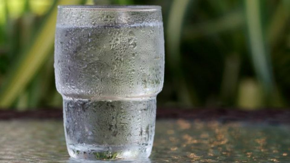 Un error muy común al momento de asistir a alguien afectado por la ola de calor es darle una bebida fría
