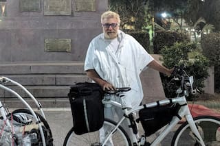La historia del artista argentino que regala bicicletas de noche por la ciudad