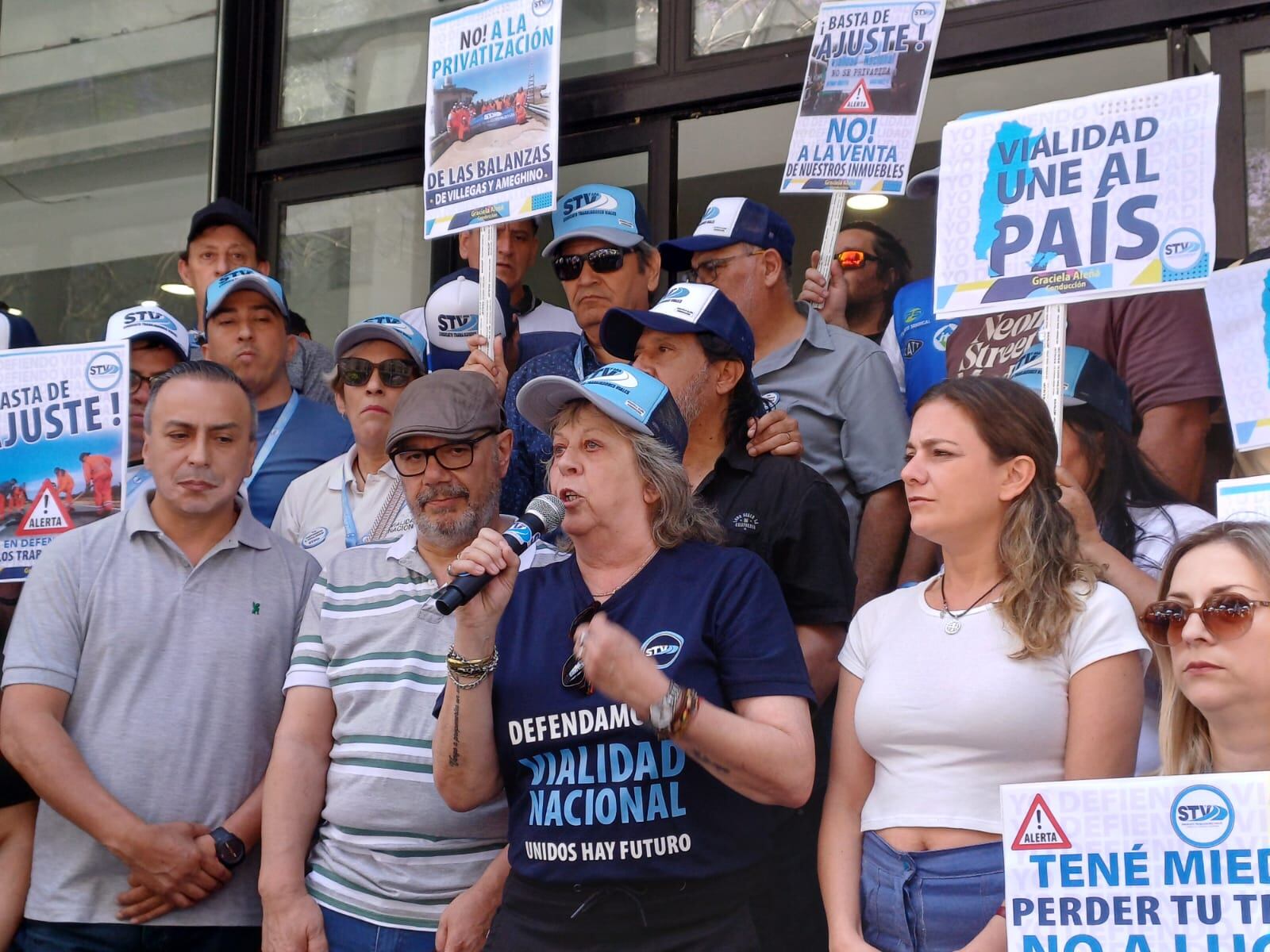 Graciela Aleñá, titular del STVyARA, en un acto acompañada por Vanesa Siley