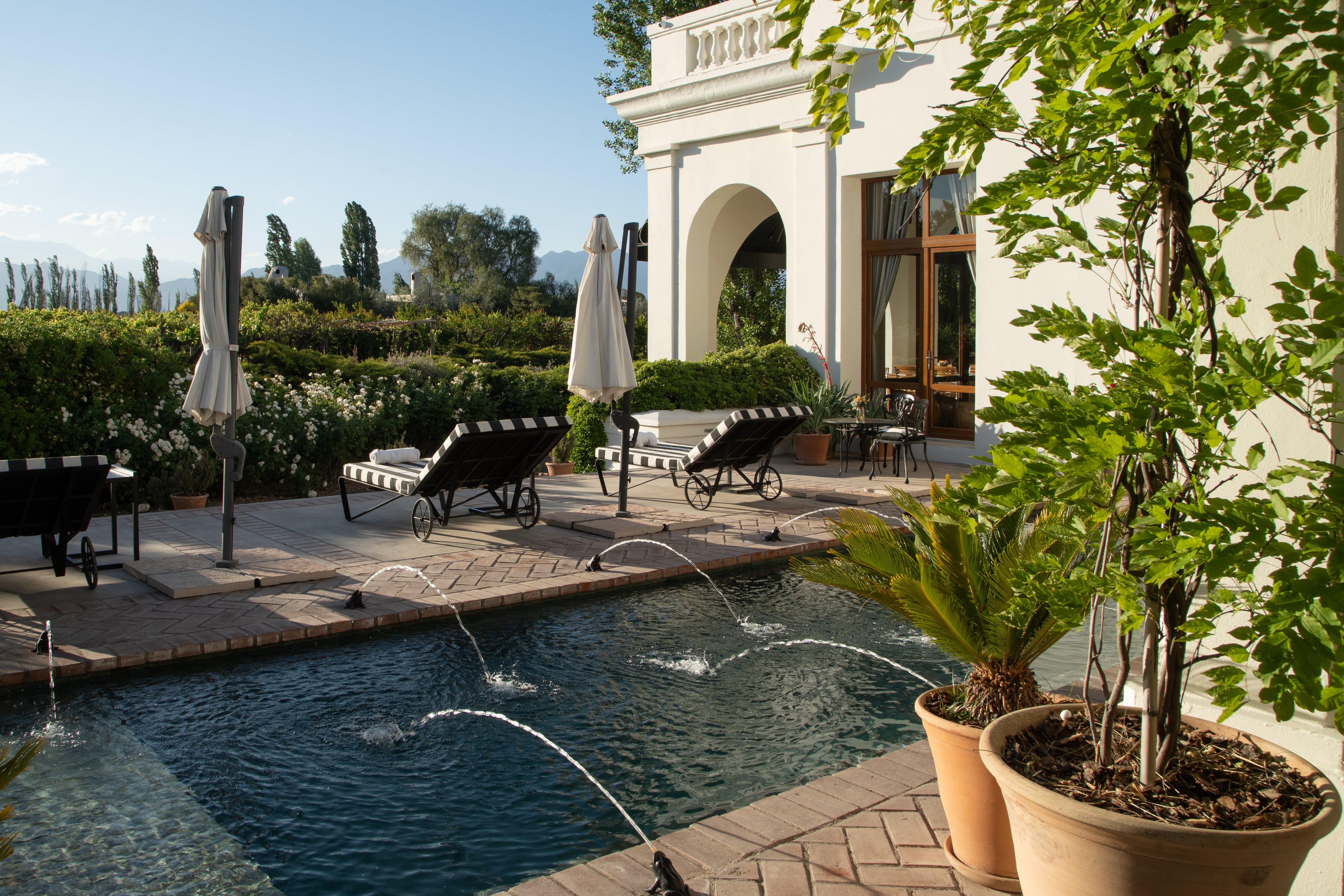 La pileta del hotel, aliada de los días de calor