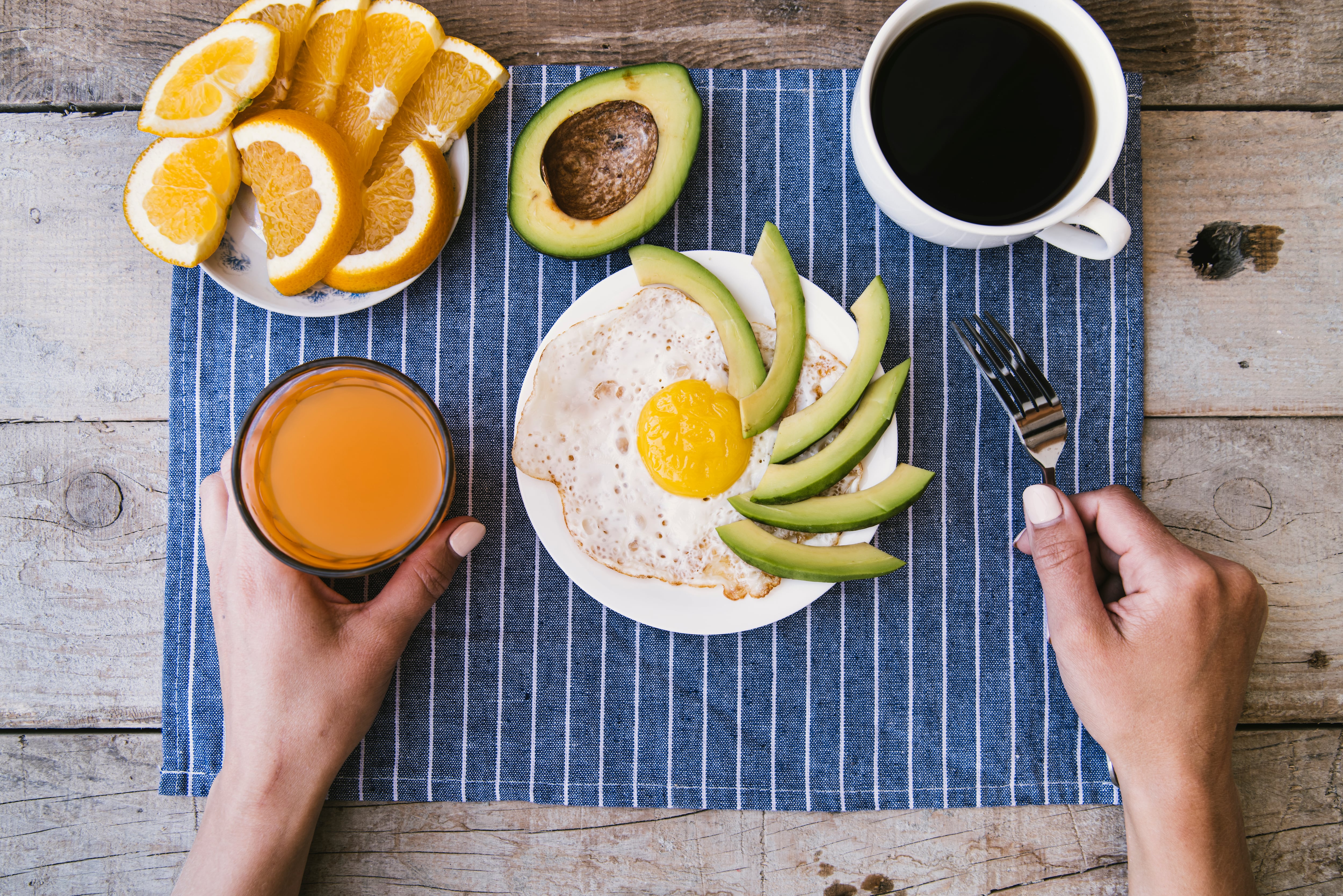 Comer los carbohidratos al final de la comida es una de las estrategias más respaldadas por la ciencia para moderar la respuesta glucémica