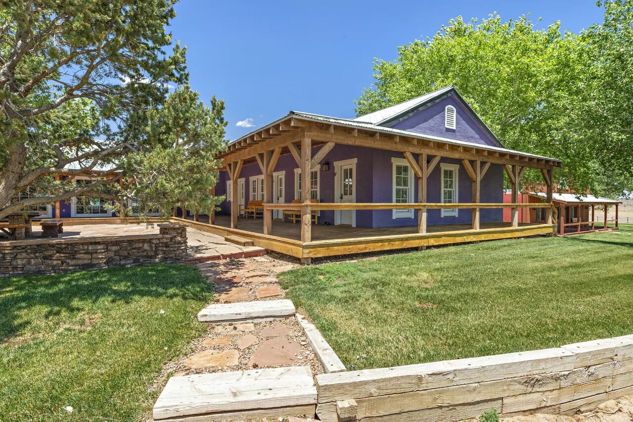 Una de las casa que Jeffrey Epstein construyó alrededor de su mansión en Zorro Ranch para recibir a sus invitados (foto: realtor.com)