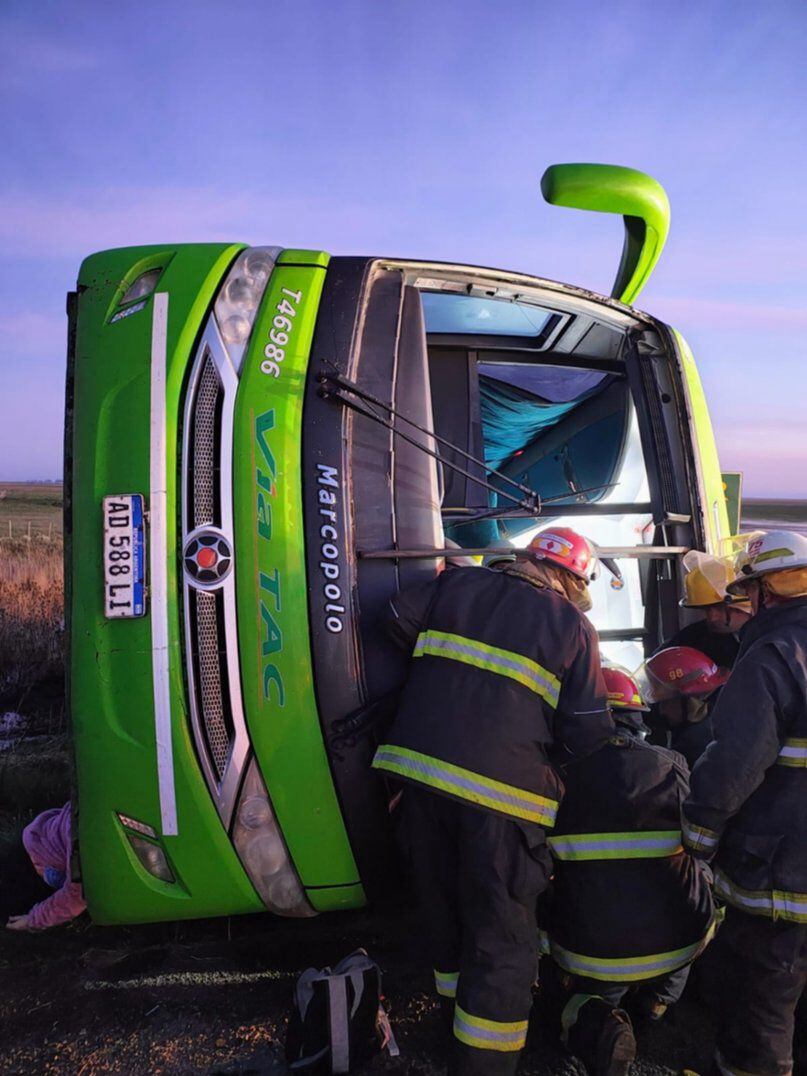 El micro de larga distancia que volcó en la rotonda de la Ruta Provincial 76