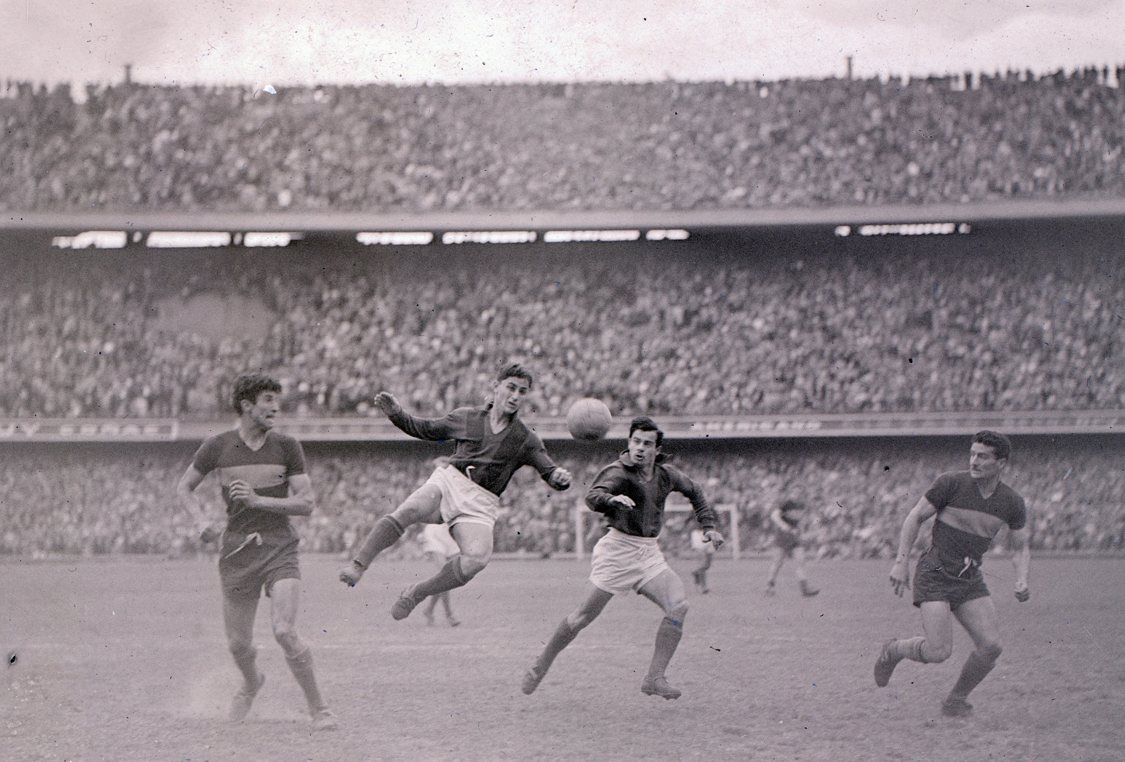 Boca-San Lorenzo, en la Bombonera, el 14 de julio de 1956: Sanfilippo en el aire, en busca de la pelota; a la izquierda, lo observa Antonio Rattín