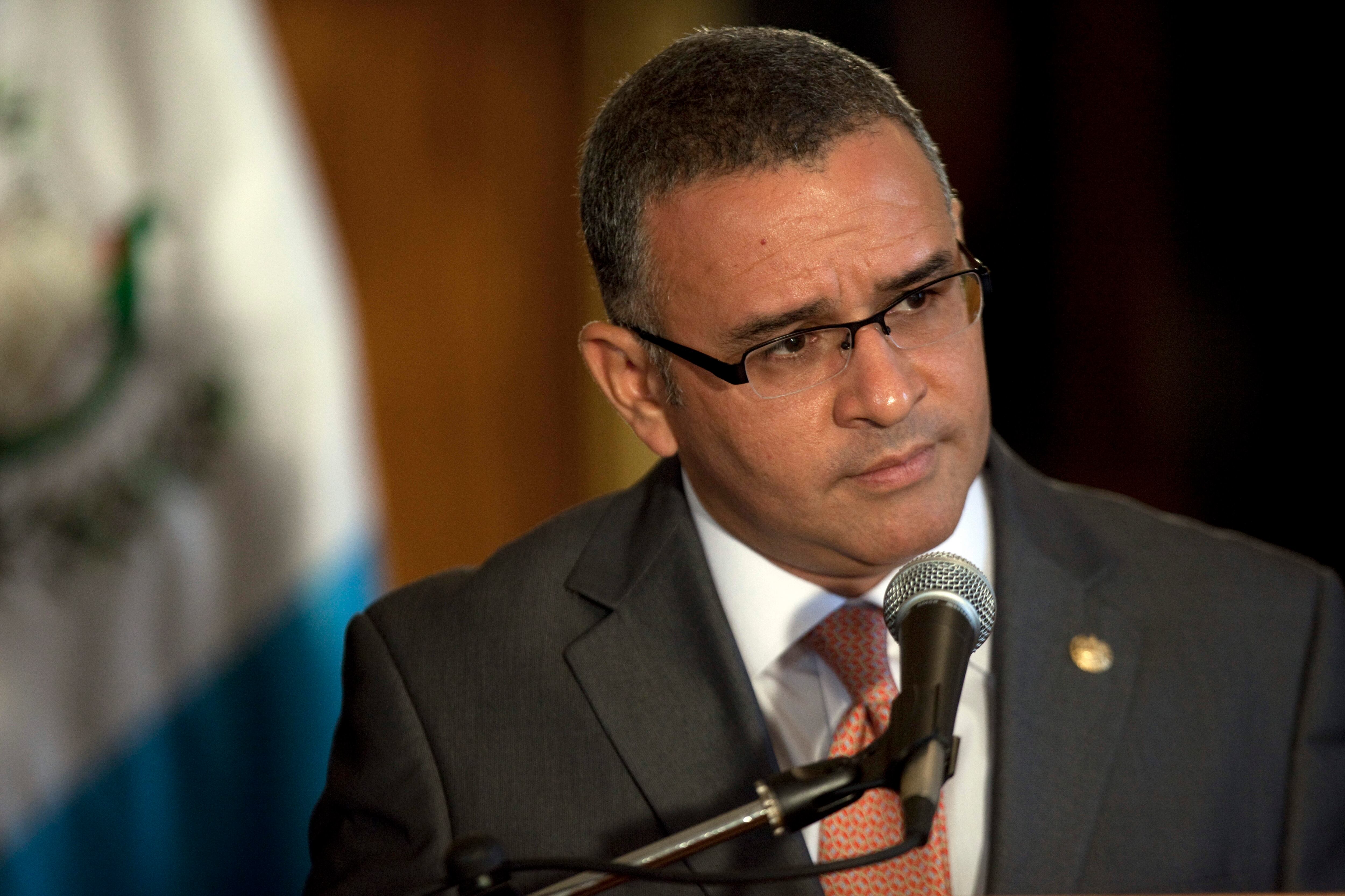 El expresidente de El Salvador Mauricio Funes escucha una pregunta durante una conferencia de prensa, en Ciudad de Guatemala, el 13 de febrero de 2012