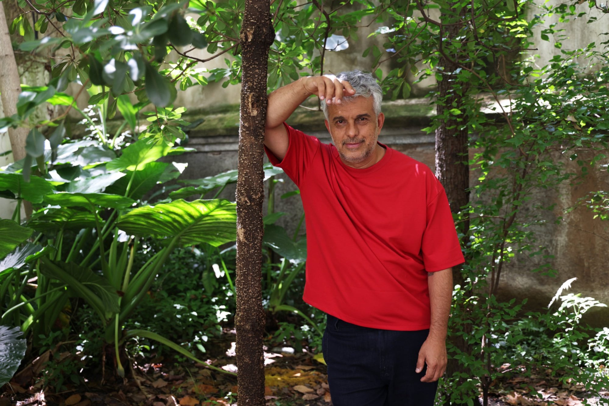 La nutrida vegetación de los jardines del edificio donde vive le recuerda la naturaleza desbordante de Río Cuarto, su ciudad natal