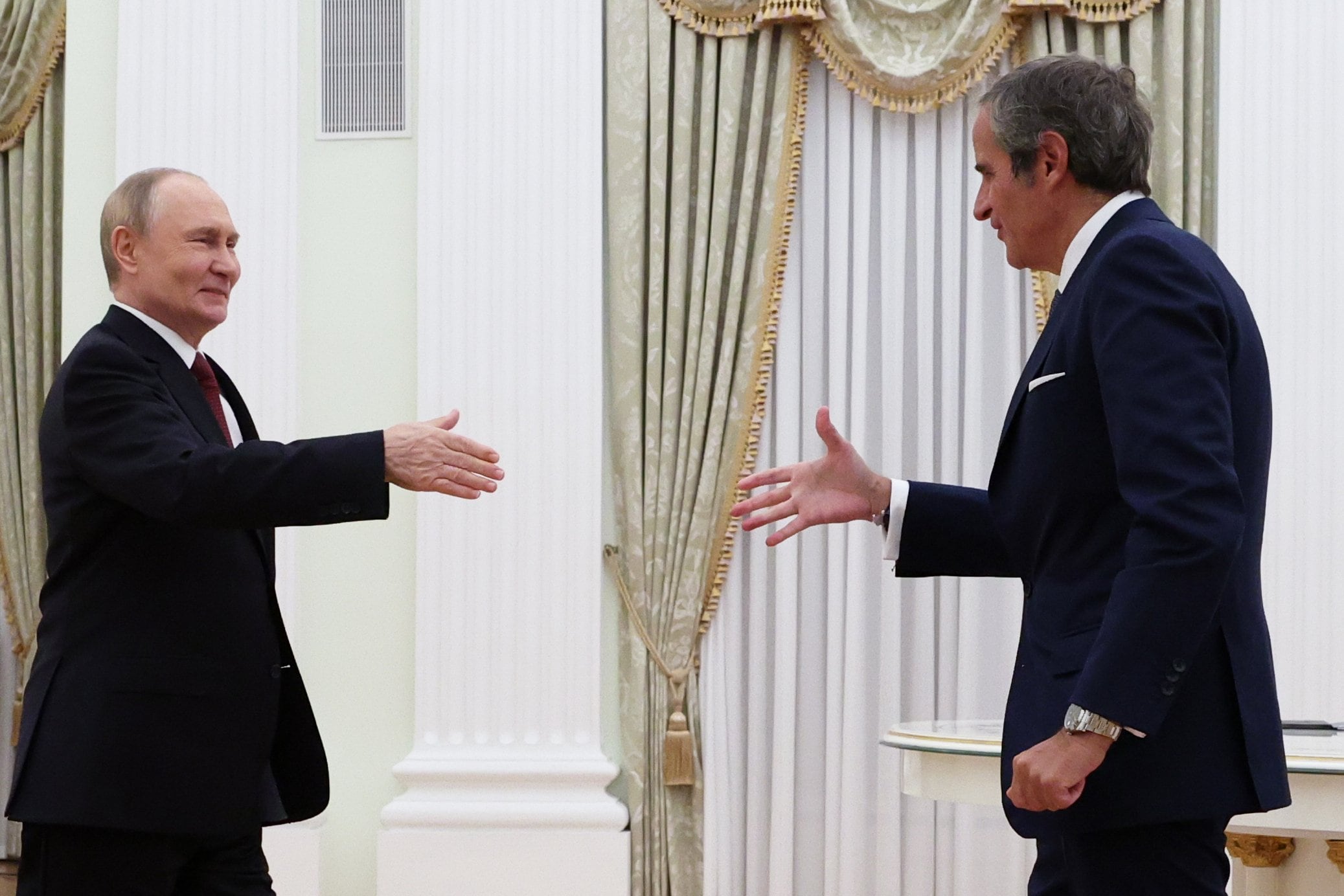 El presidente ruso, Vladimir Putin, y el director general del Organismo Internacional de Energía Atómica (OIEA), Rafael Grossi, en Moscú, Rusia, el 25 de septiembre de 2025