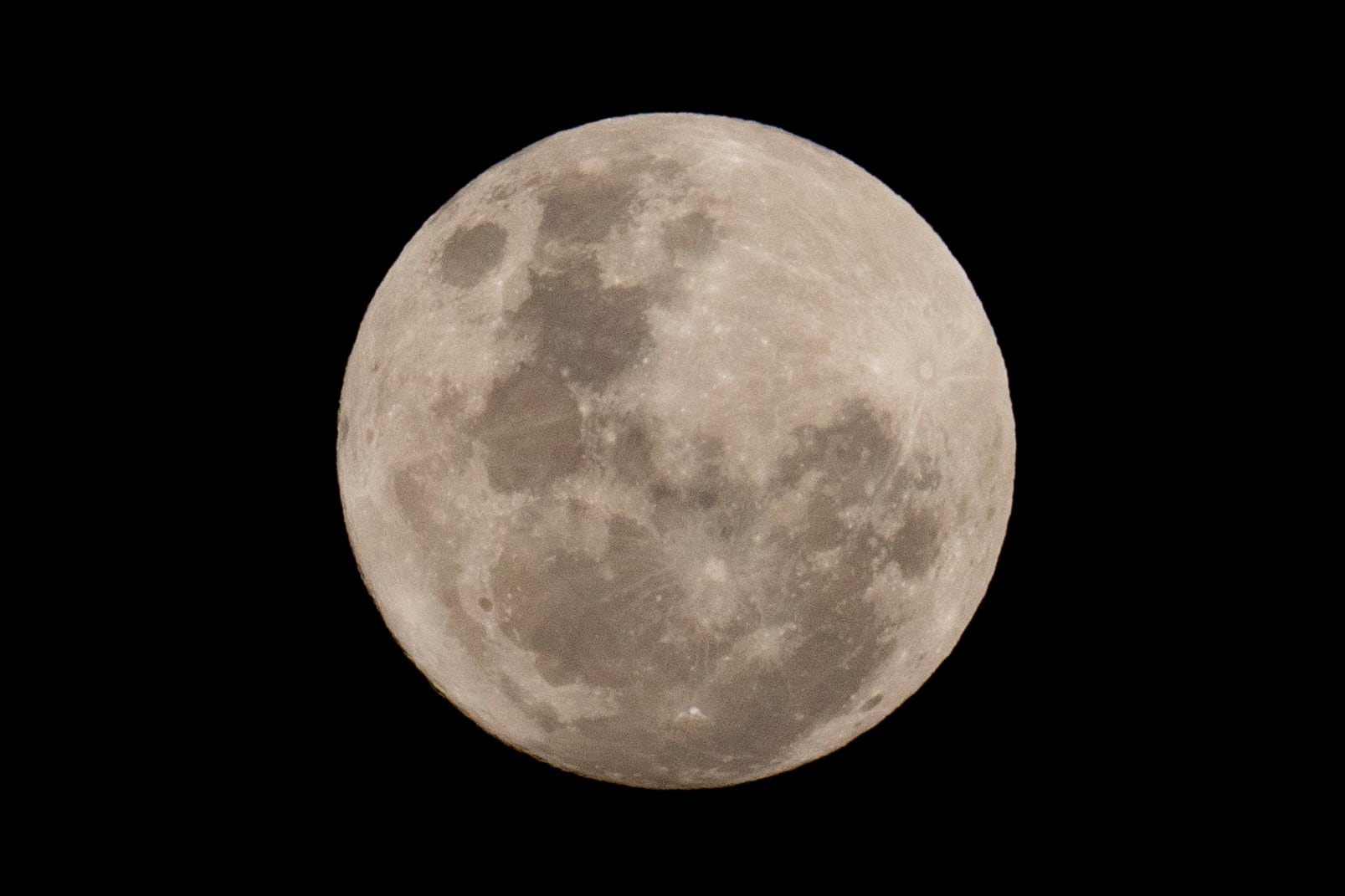 El resto de un cohete de SpaceX a la deriva se estrelló contra la Luna y levantó una nube de escombros espaciales