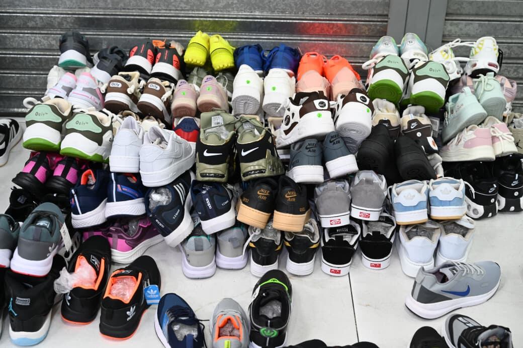 Incautan zapatillas de contrabando por $160 millones en galería de Retiro