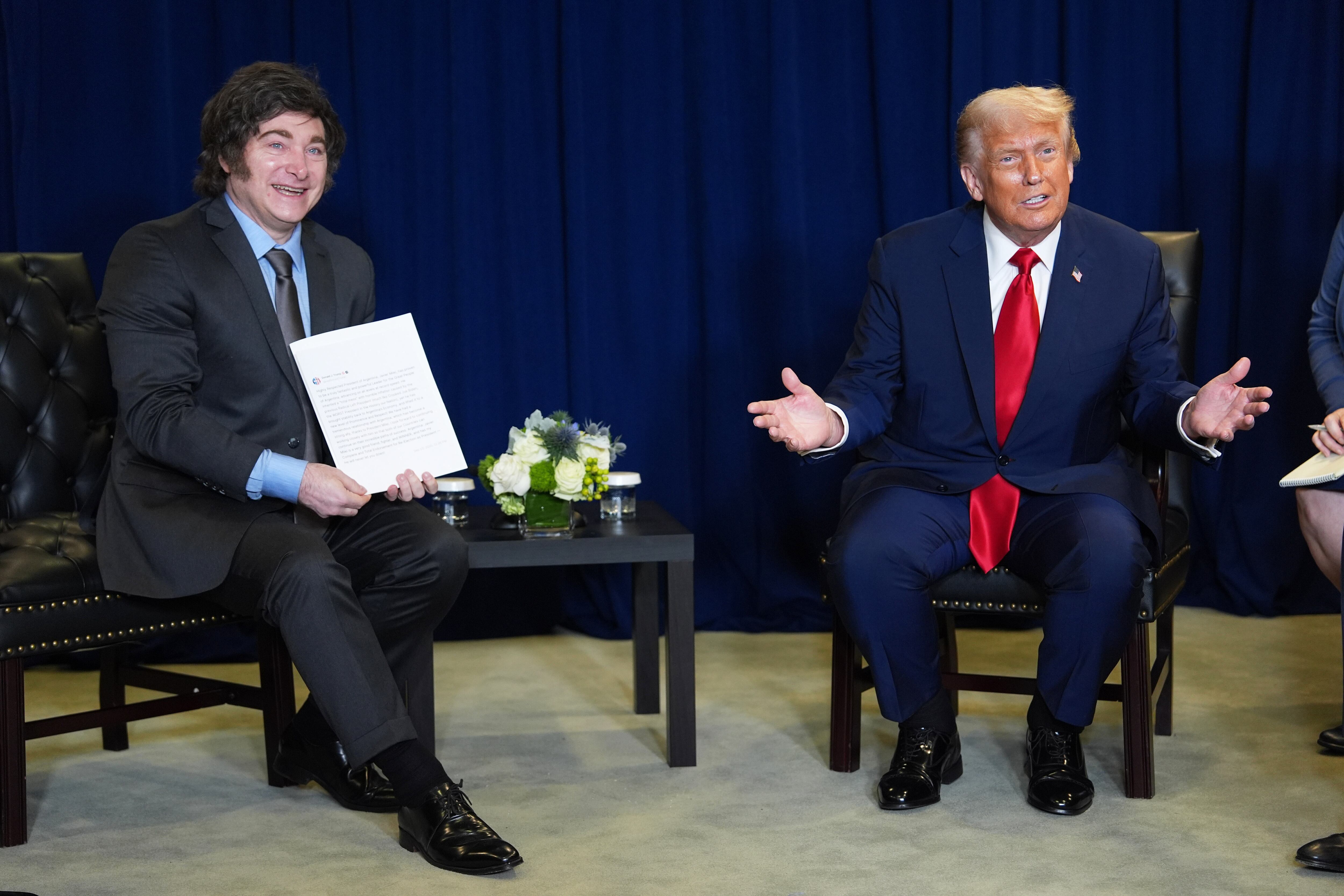 El presidente Donald Trump se reúne con el presidente argentino Javier Milei durante la Asamblea General de las Naciones Unidas, el martes 23 de septiembre de 2025, en Nueva York.
(AP Foto/Evan Vucci)