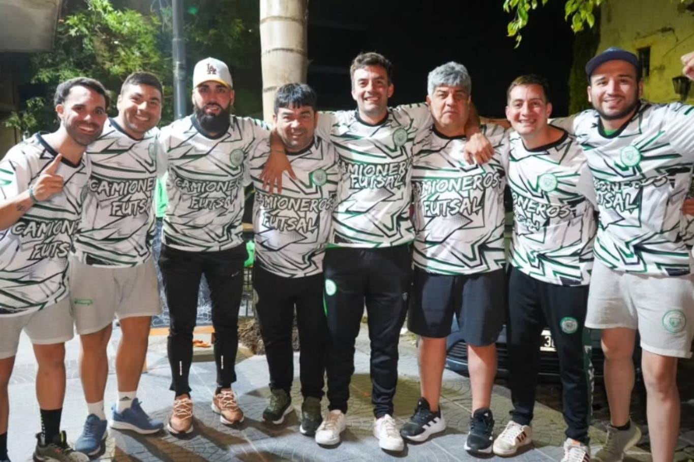 Emilio Quiroz (cuarto desde la izquierda) junto a dirigentes y técnicos del Club Camioneros -entre ellos, el presidente Pablo Moyano- en octubre de 2024