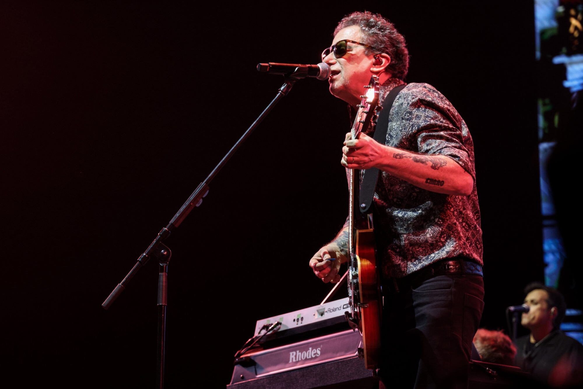 Andrés Calamaro frenó el canto de “el que no salta es un inglés” del público