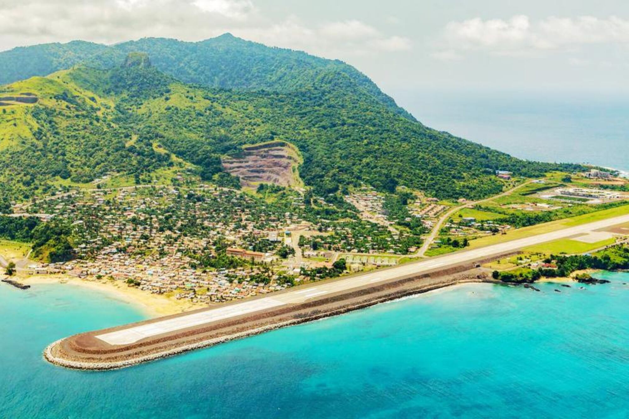 La isla cuenta con una gran pista de aterrizaje y hasta un hospital llamado