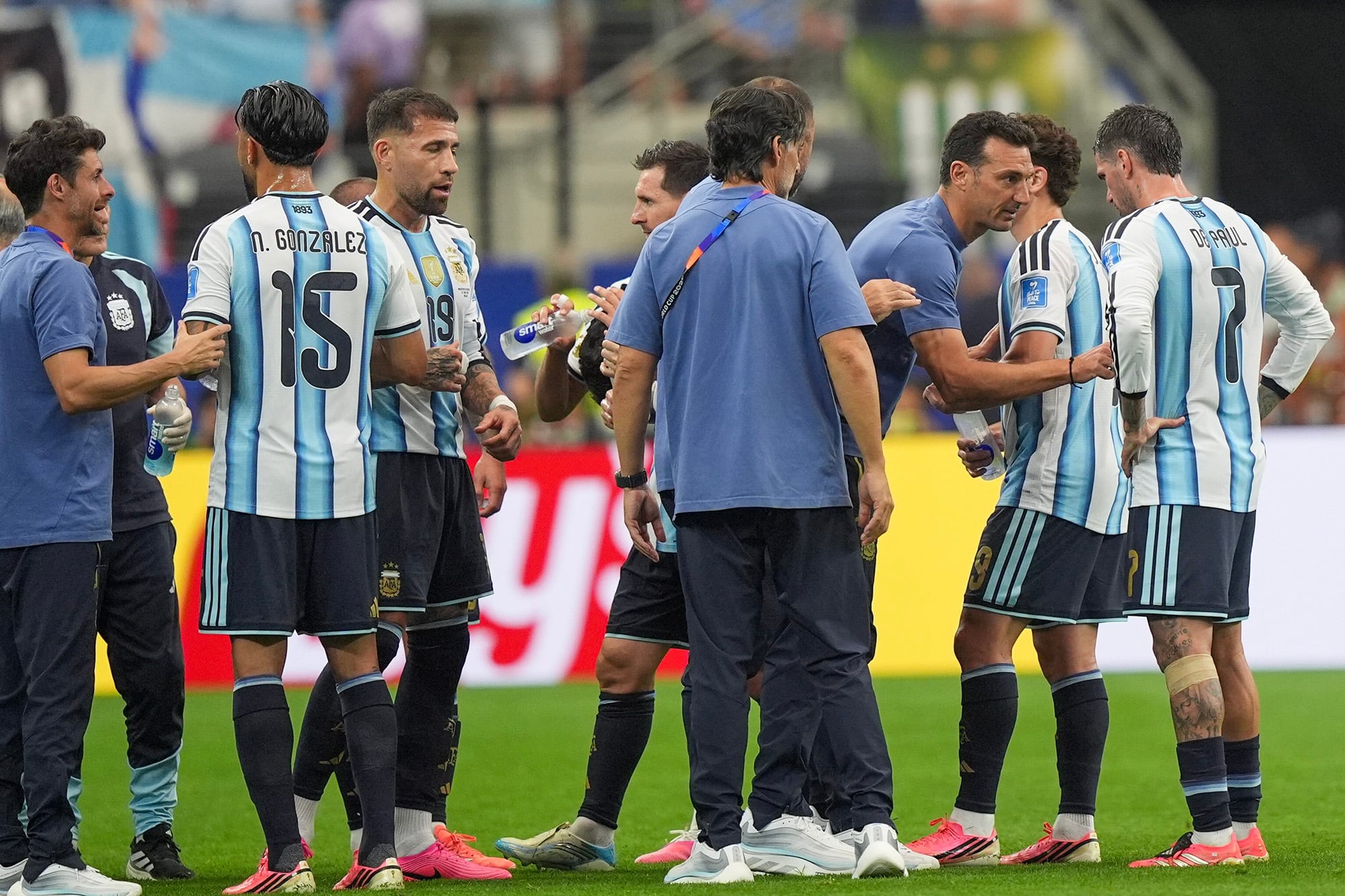 El director técnico Lionel Scaloni, de Argentina, da instrucciones durante el partido entre Argentina y Austria
