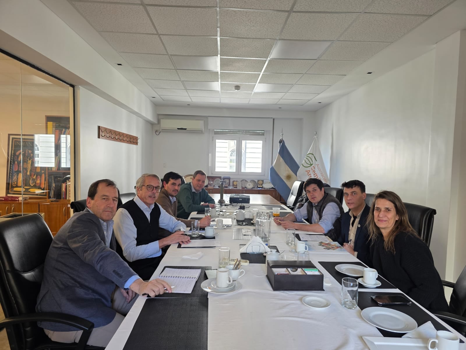 En la mesa: referentes de la industria semillera y técnicos de la Mesa de Enlace en una nueva reunión