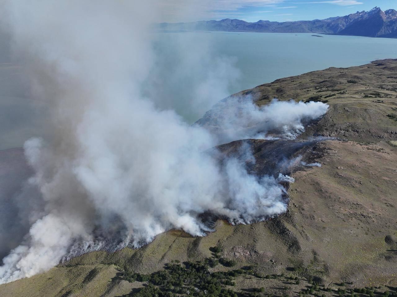 Incendio en el Cerro Huemul, de fondo el lago Viedma