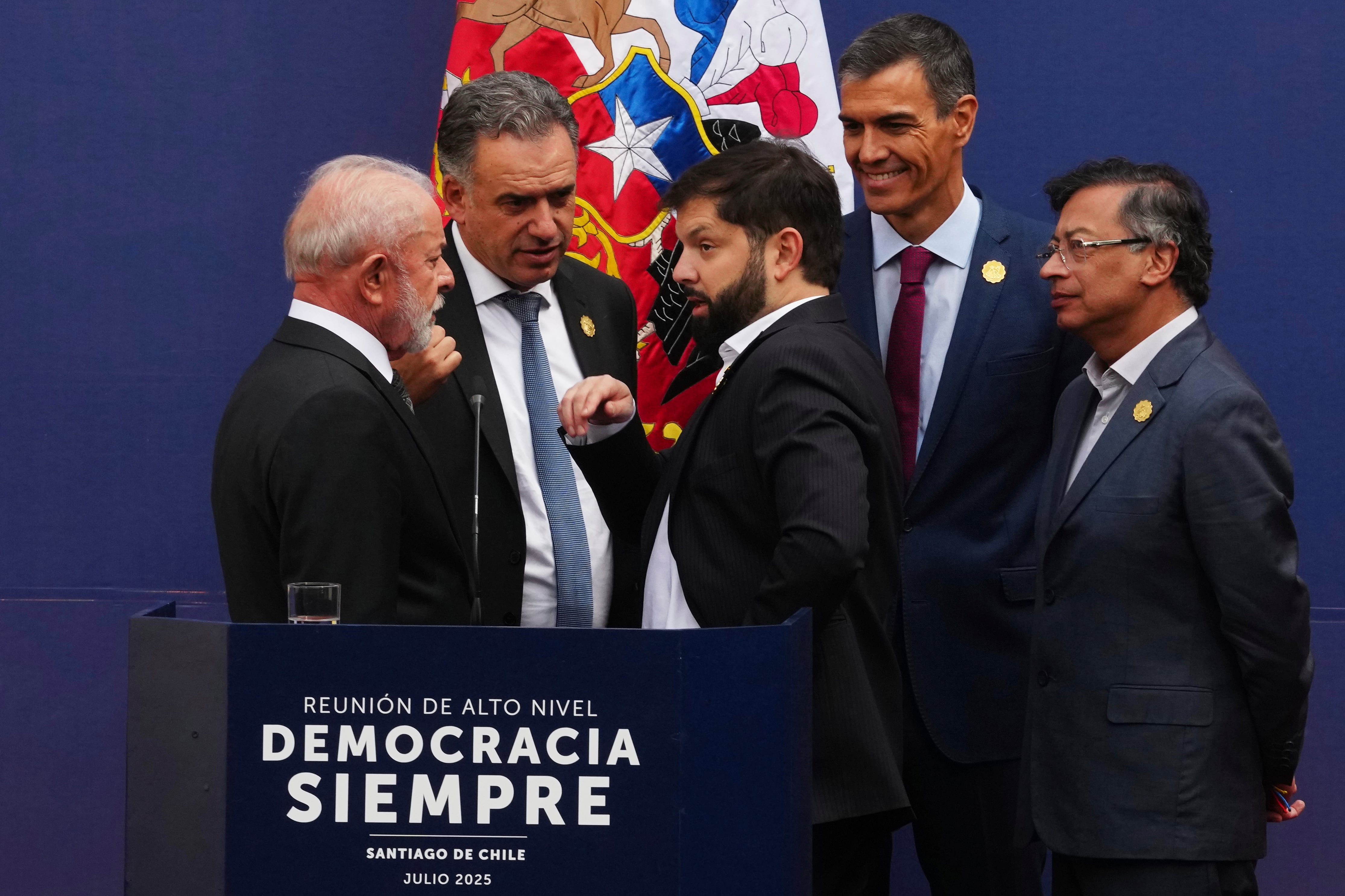 Otros tiempos, hace un año. De izquierda a derecha, los presidentes de Brasil, Luiz Inácio Lula da Silva; Uruguay, Yamandu Orsi, y Chile, Gabriel Boric; el presidente del gobierno español, Pedro Sanchez, y el mandatario de Colombia, Gustavo Petro, conversan durante una cumbre sobre democracia y multilateralismo en el Palacio de La Moneda en Santiago de Chile, el lunes 21 de julio de 2025.