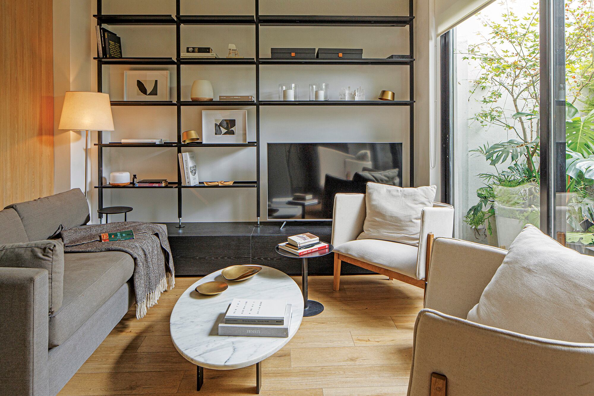 Para la mesa ratona, Studio Valto rescató una vieja plancha de mármol de Carrara y la colocaron sobre una base de herrería hecha medida.