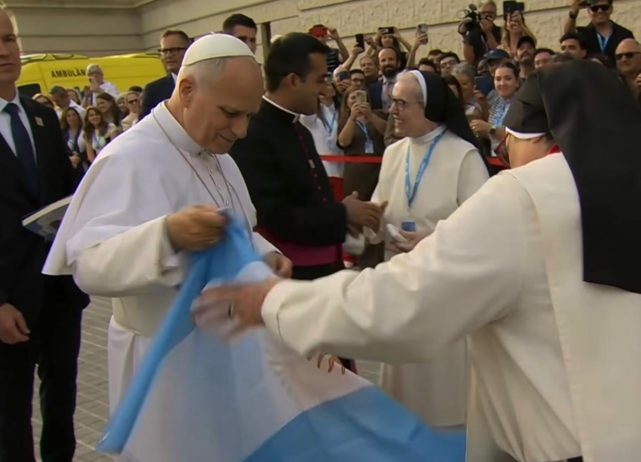 León XIV recibe una bandera argentina de manos de integrantes de la misión humanitaria que viajará hacia Ucrania con vehículos y suministros de ayuda