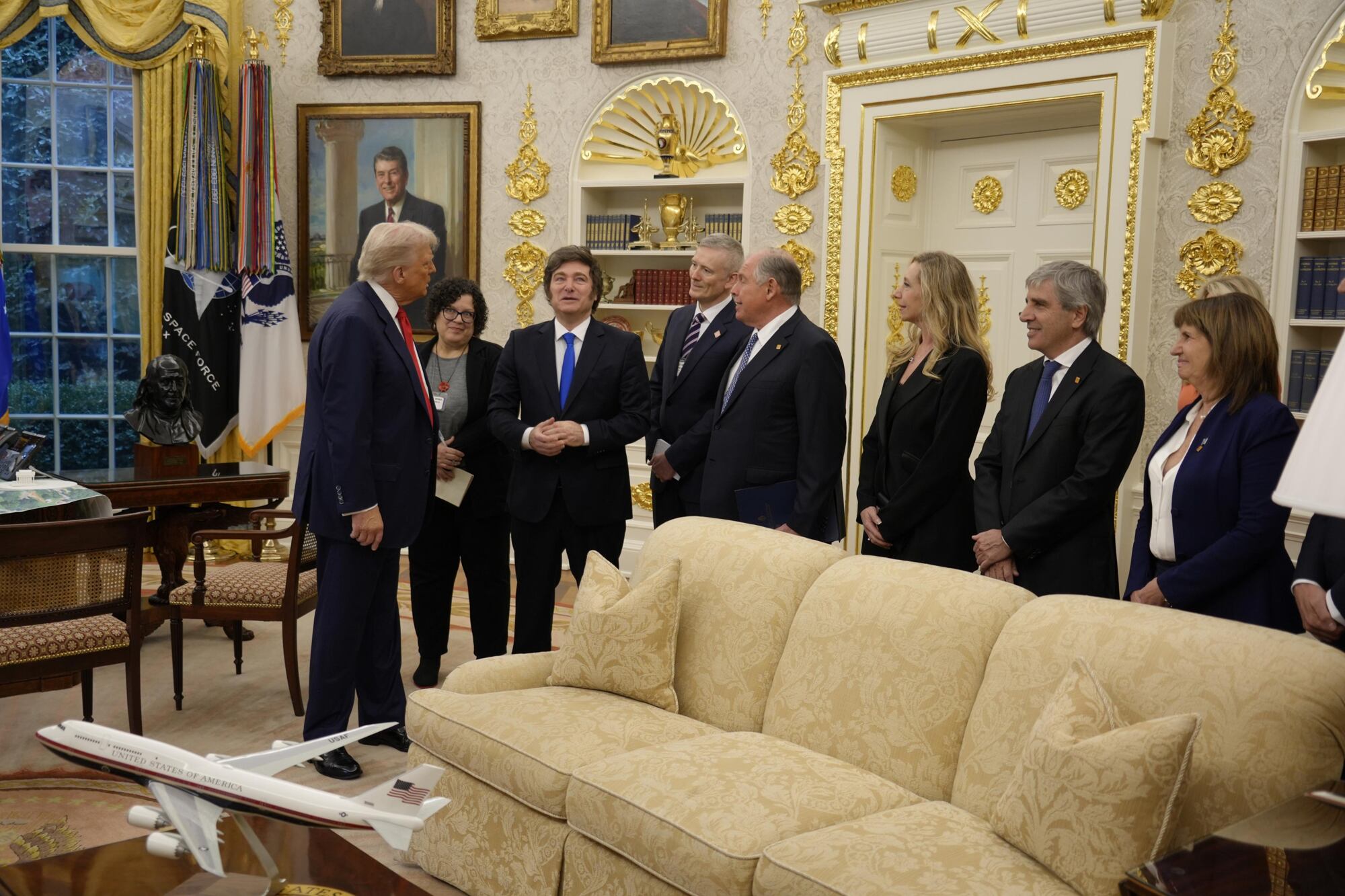 Donald Trump y Javier Milei, junto a su comitiva, en el Salón Oval de la Casa Blanca.