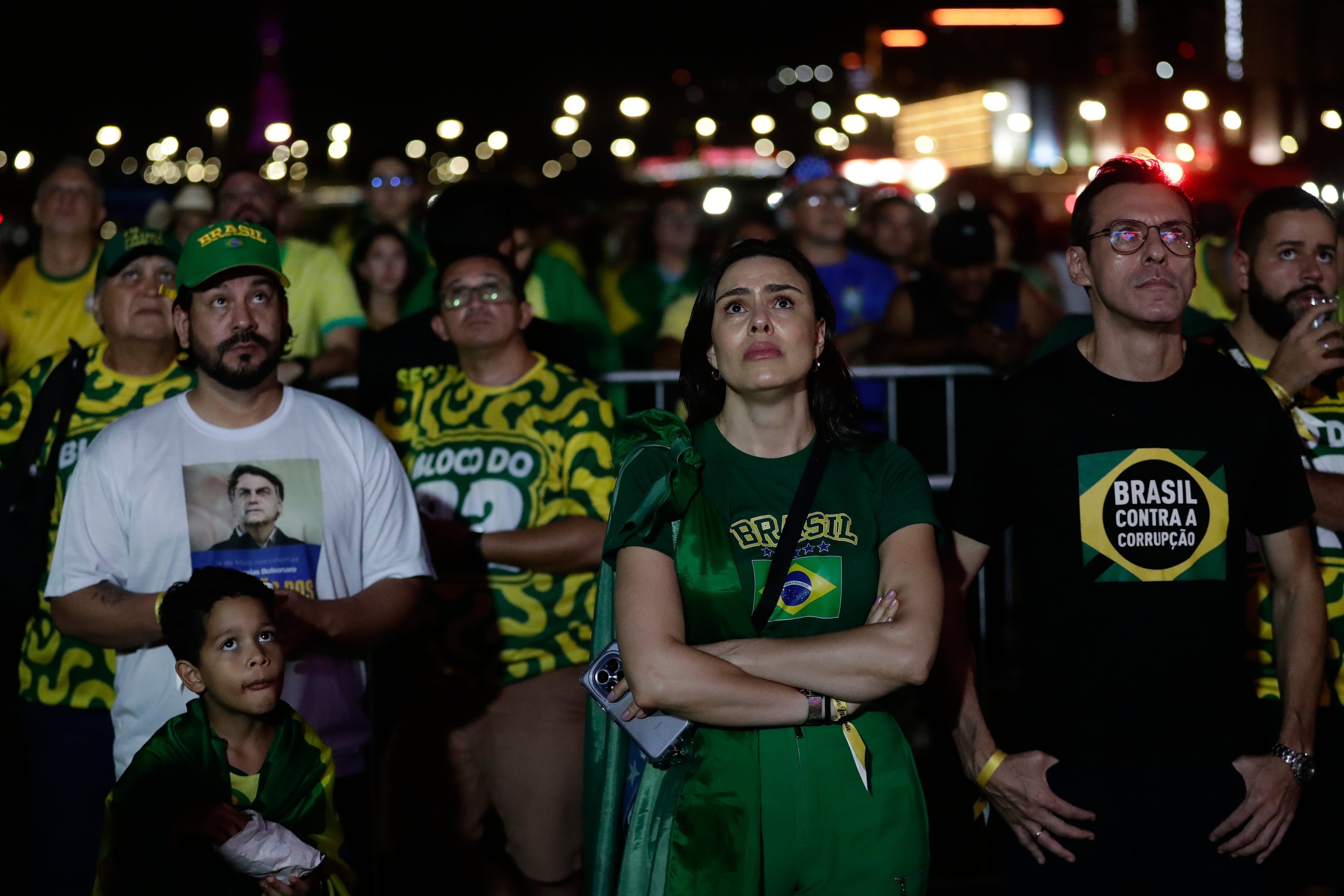 Simpatizantes del candidato opositor a la presidencia, el senador Flavio Bolsonaro, reaccionan a los resultados del balotaje presidencial en Brasilia