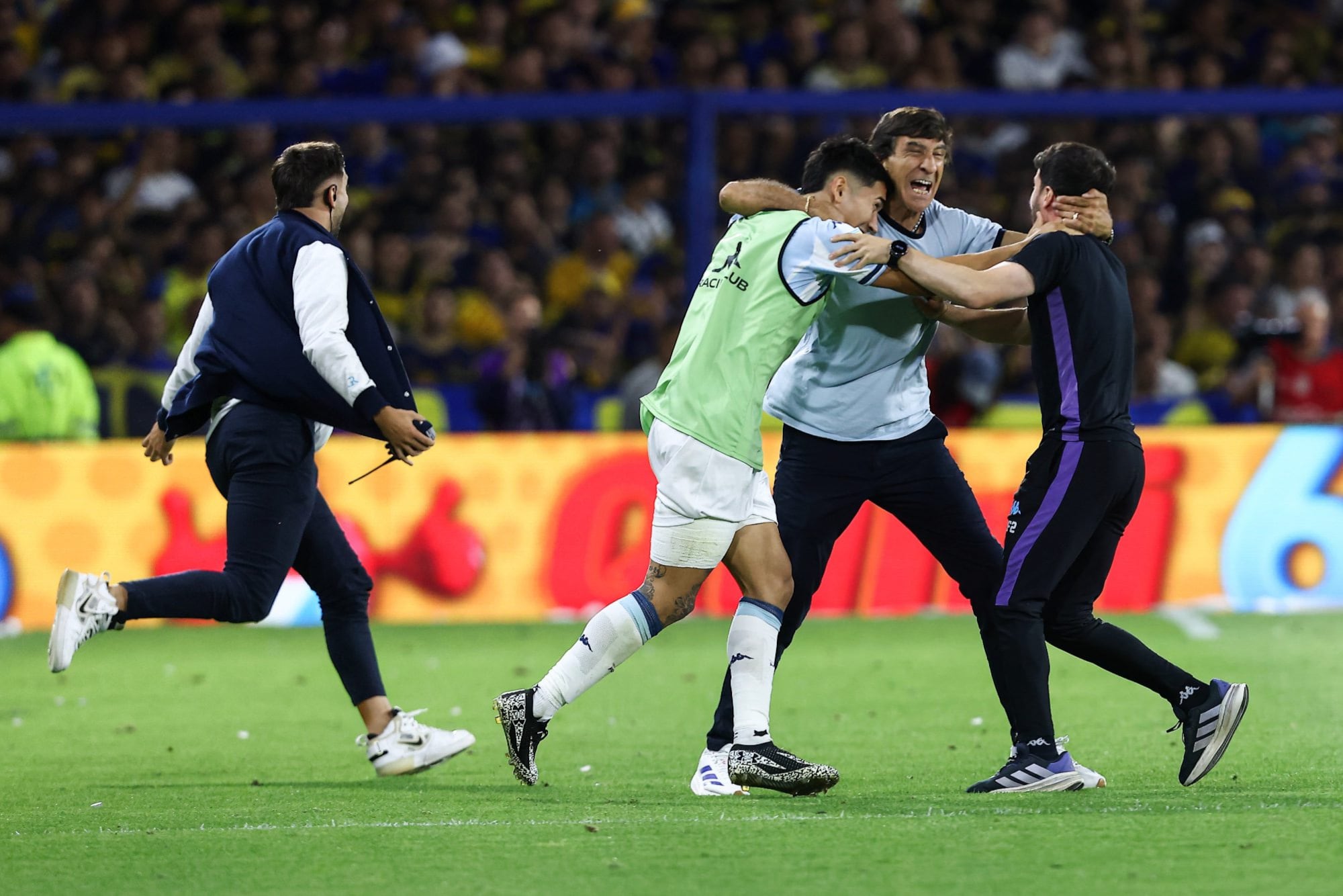 El festejo de Gustavo Costas con Solari y sus hijos, integrantes del cuerpo técnico de Racing