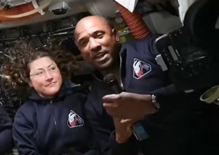 Victor Glover, piloto del Artemis II: “Esto que llamamos universo es un montón de nada, ustedes tienen un oasis donde podemos existir juntos”