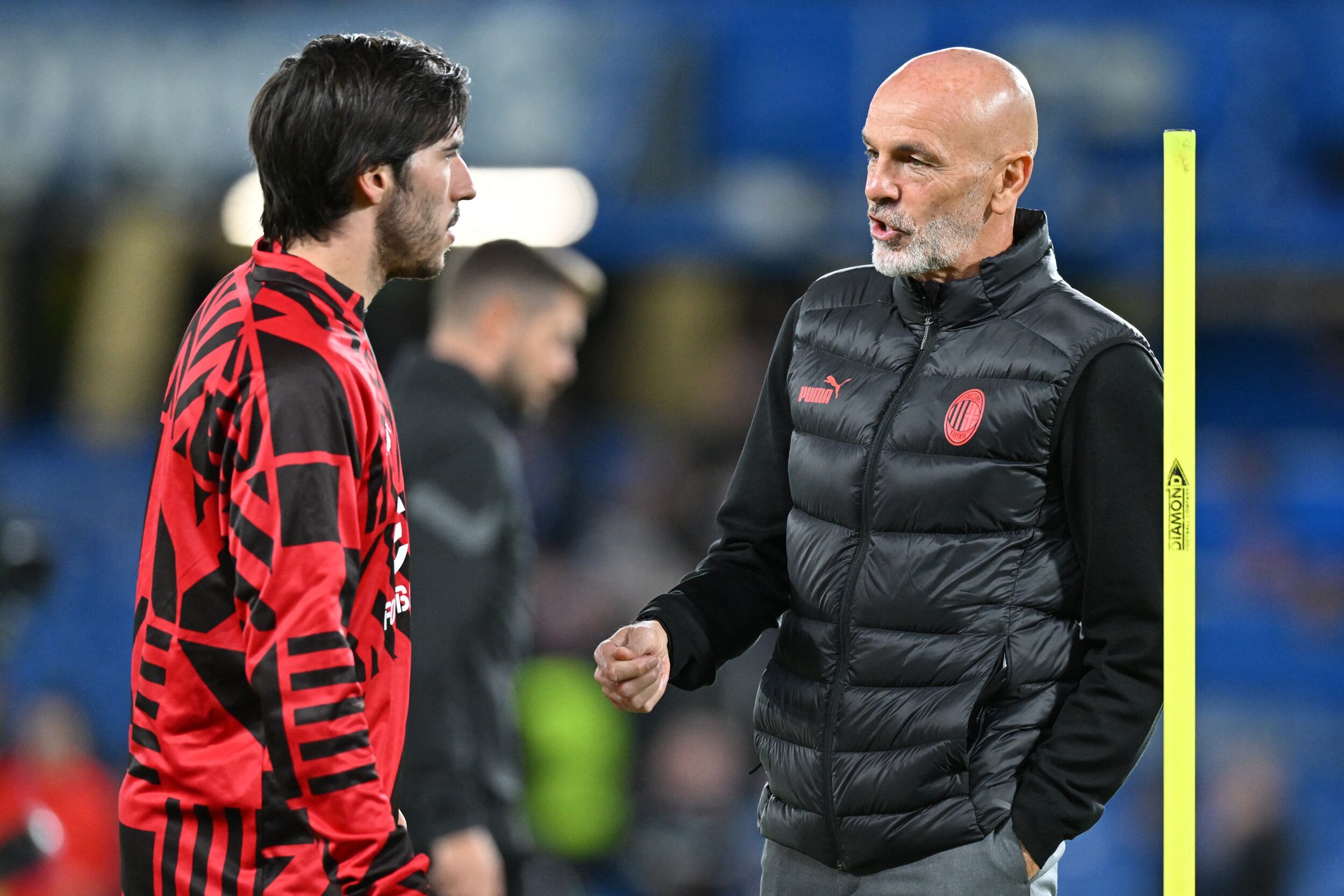 Stefano Pioli, DT de Milan, habla con Sandro Tonali 