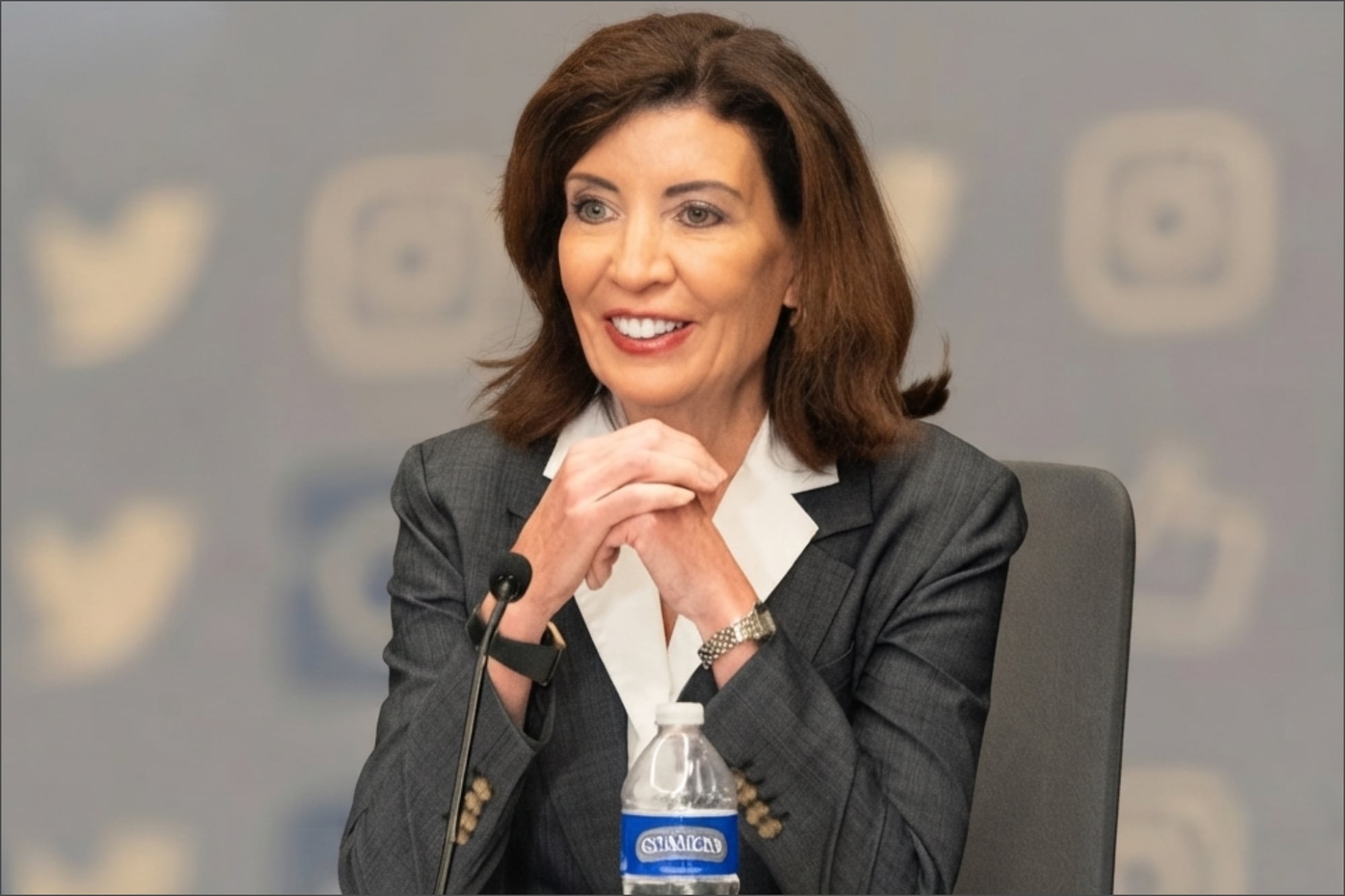 Oficial y confirmado: Hochul restringe las redes sociales para menores de 18 años y exige consentimiento de un tutor