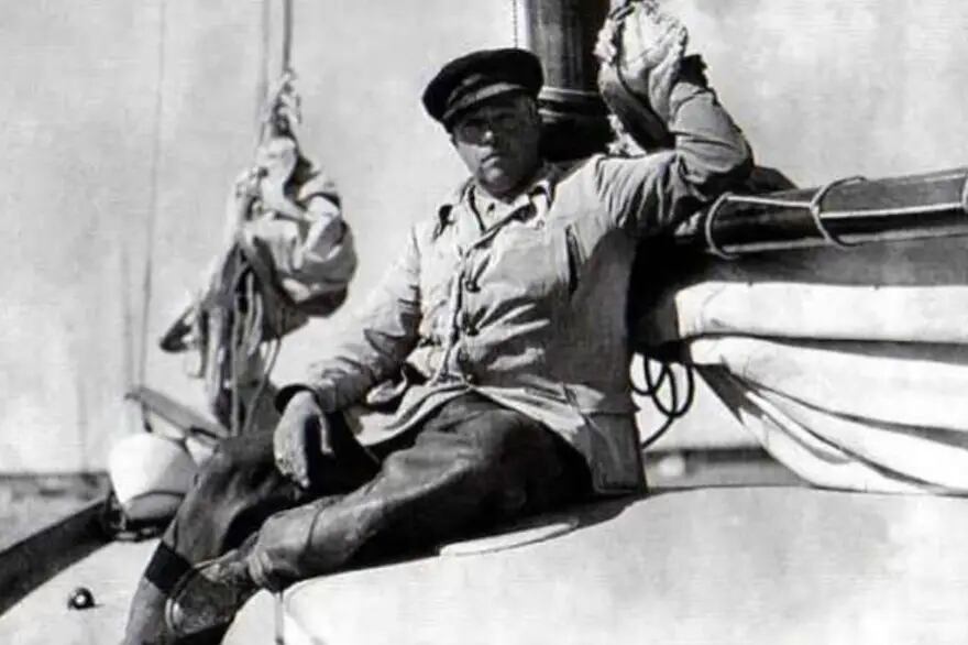 El marino Vito Dumas a bordo de su velero, Lehg II.