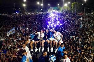 Así recibieron los hinchas a la selección argentina en Ezeiza