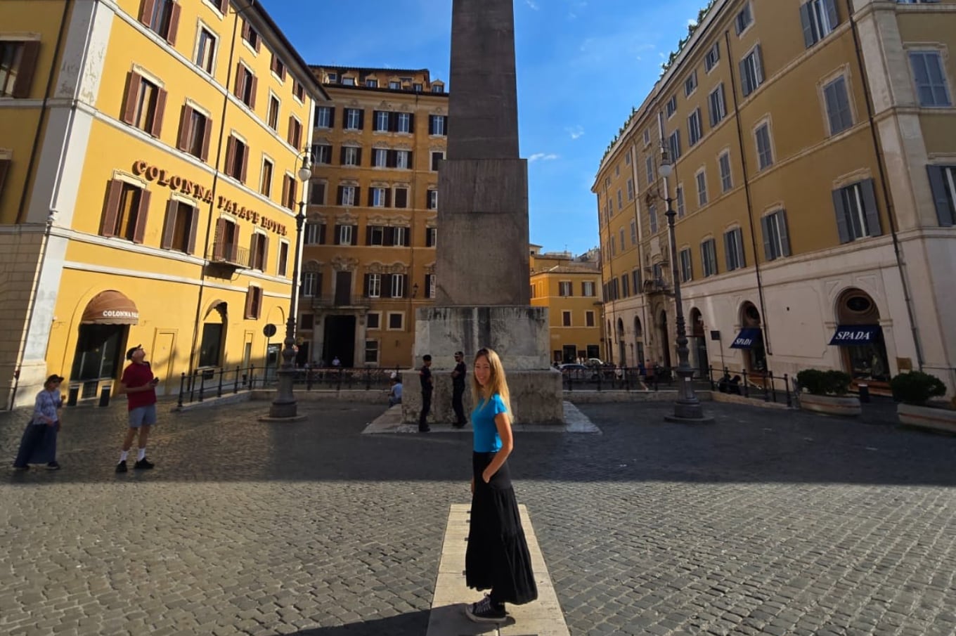 Micaela, impactada con la arquitectura romana.