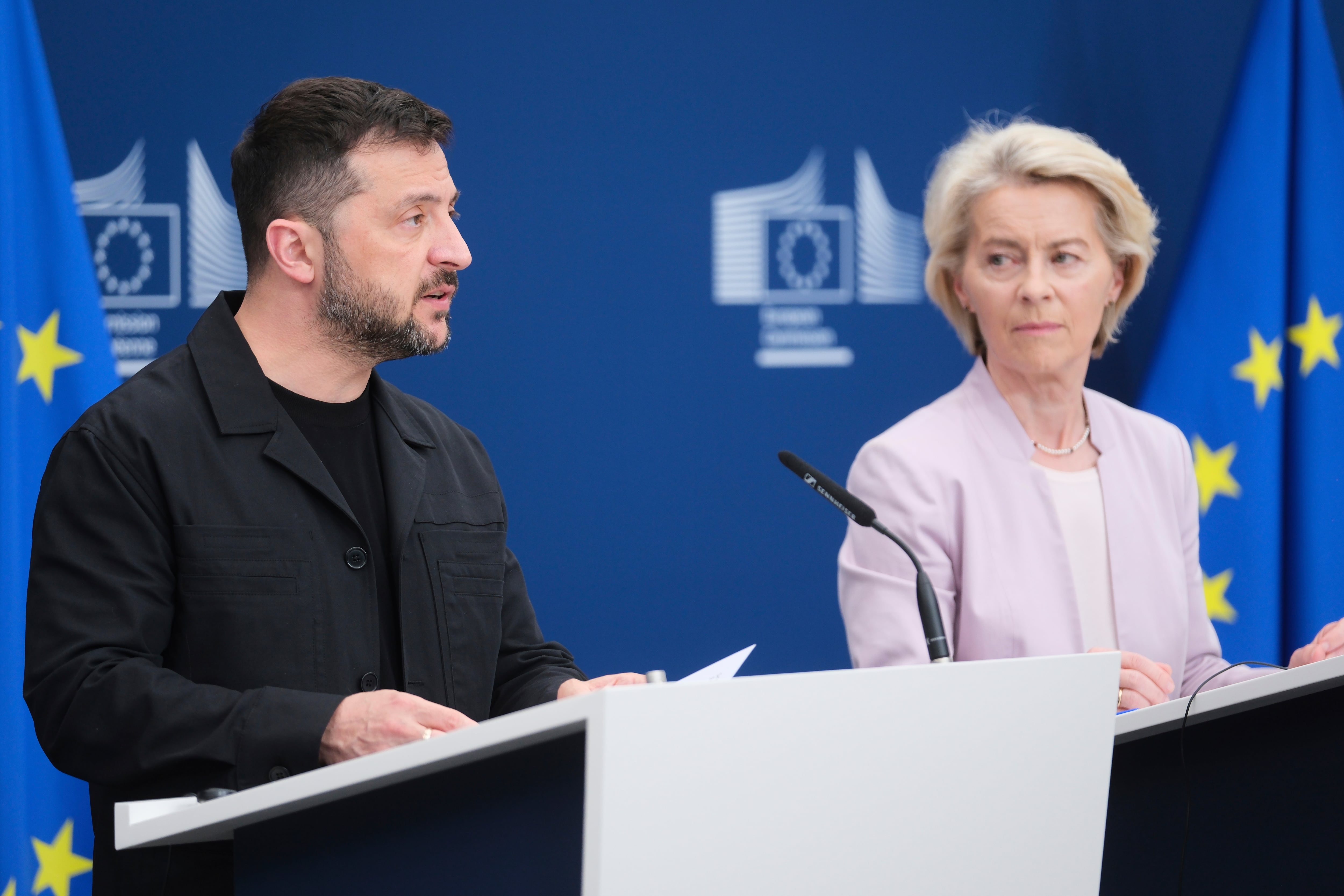 La presidenta de la Comisión Europea, Ursula von der Leyen, derecha, y el presidente de Ucrania, Volodymyr Zelenskyy, participan en una conferencia de prensa en la sede de la UE en Bruselas, Bélgica, el domingo 17 de agosto de 2025. (AP Foto)