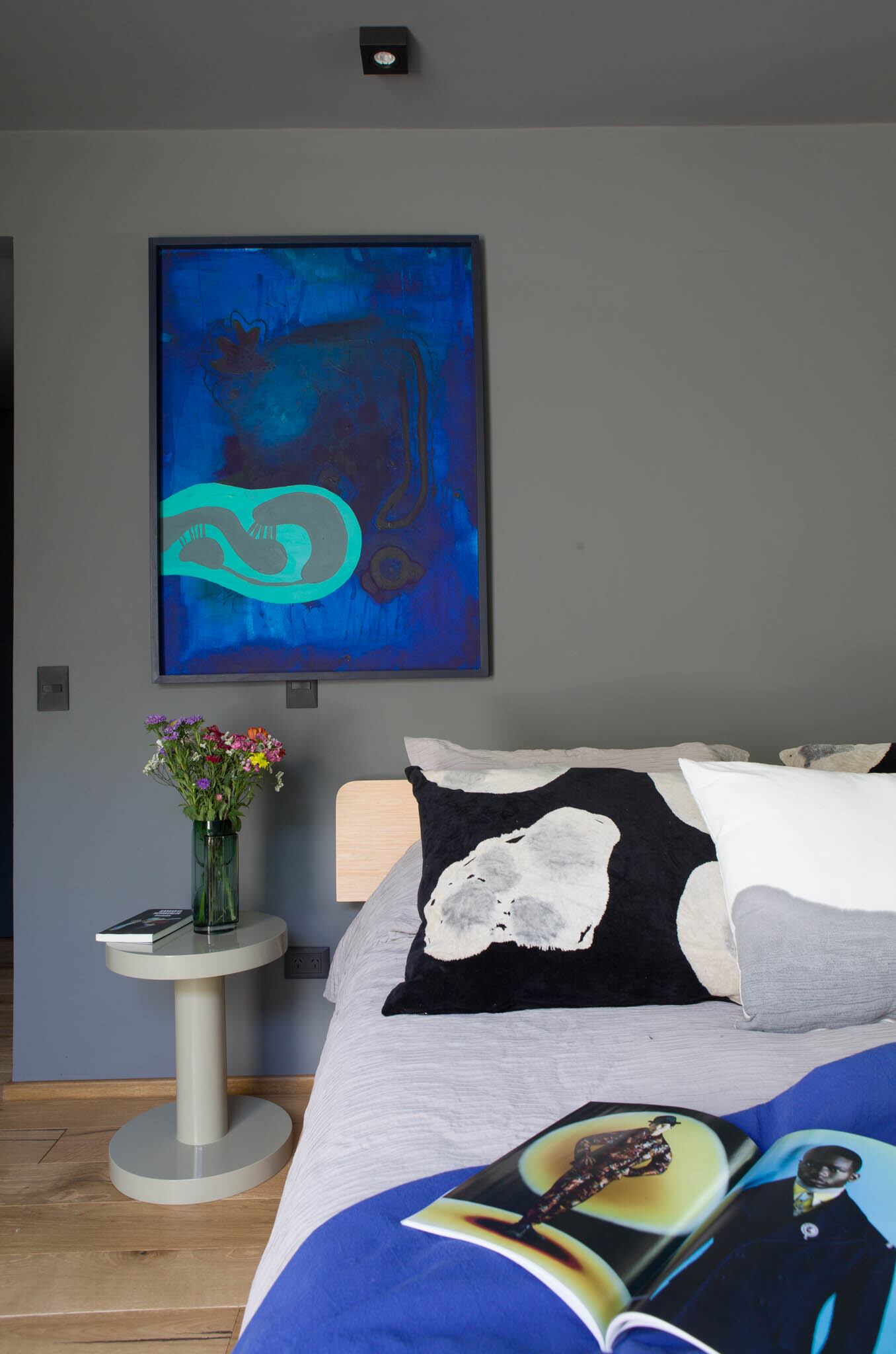 Detalle del díptico azul de Alec Franco). Mesa laqueada (Nisla Estudio). Almohadones (Pez Koi)